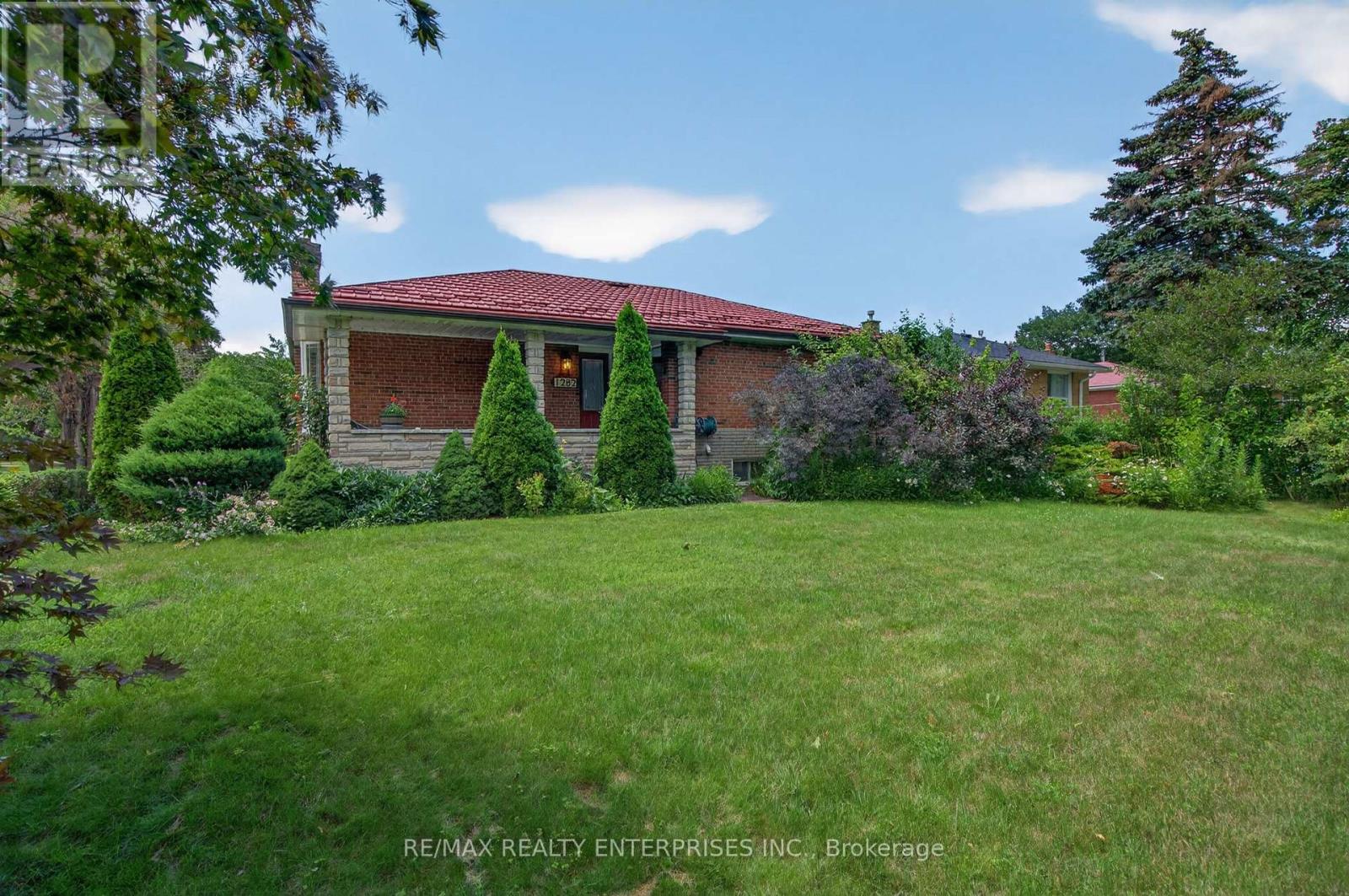 1282 DAIMLER ROAD Mississauga (Clarkson) Ontario Canada L5J3T2 2