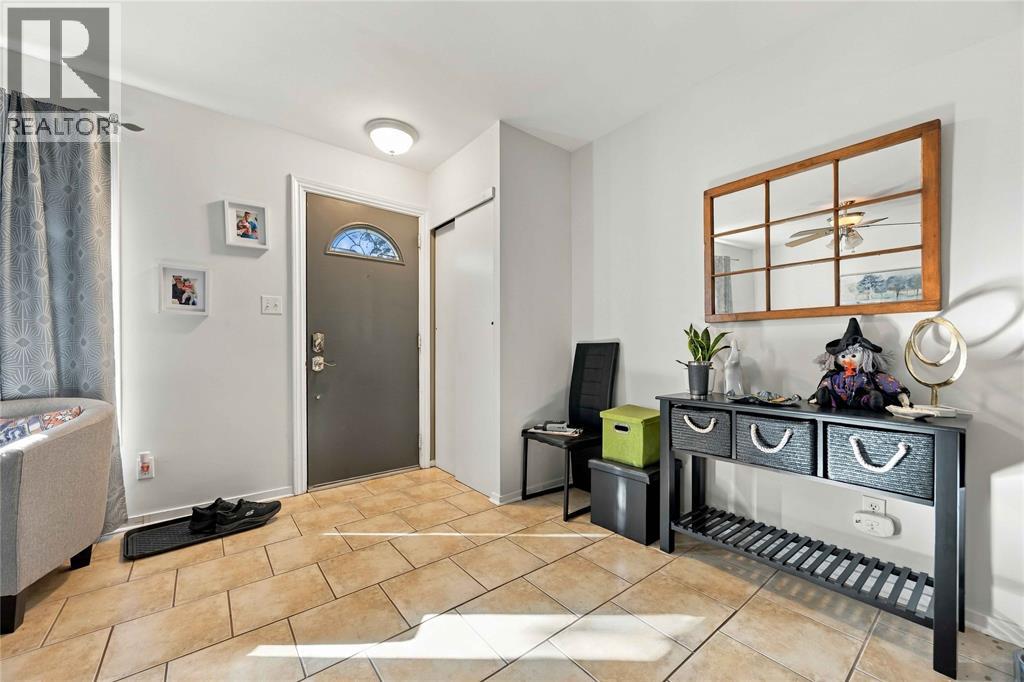 914 Retlaw Drive, Sarnia, Ontario  N7V 2X1 - Photo 4 - 26025186