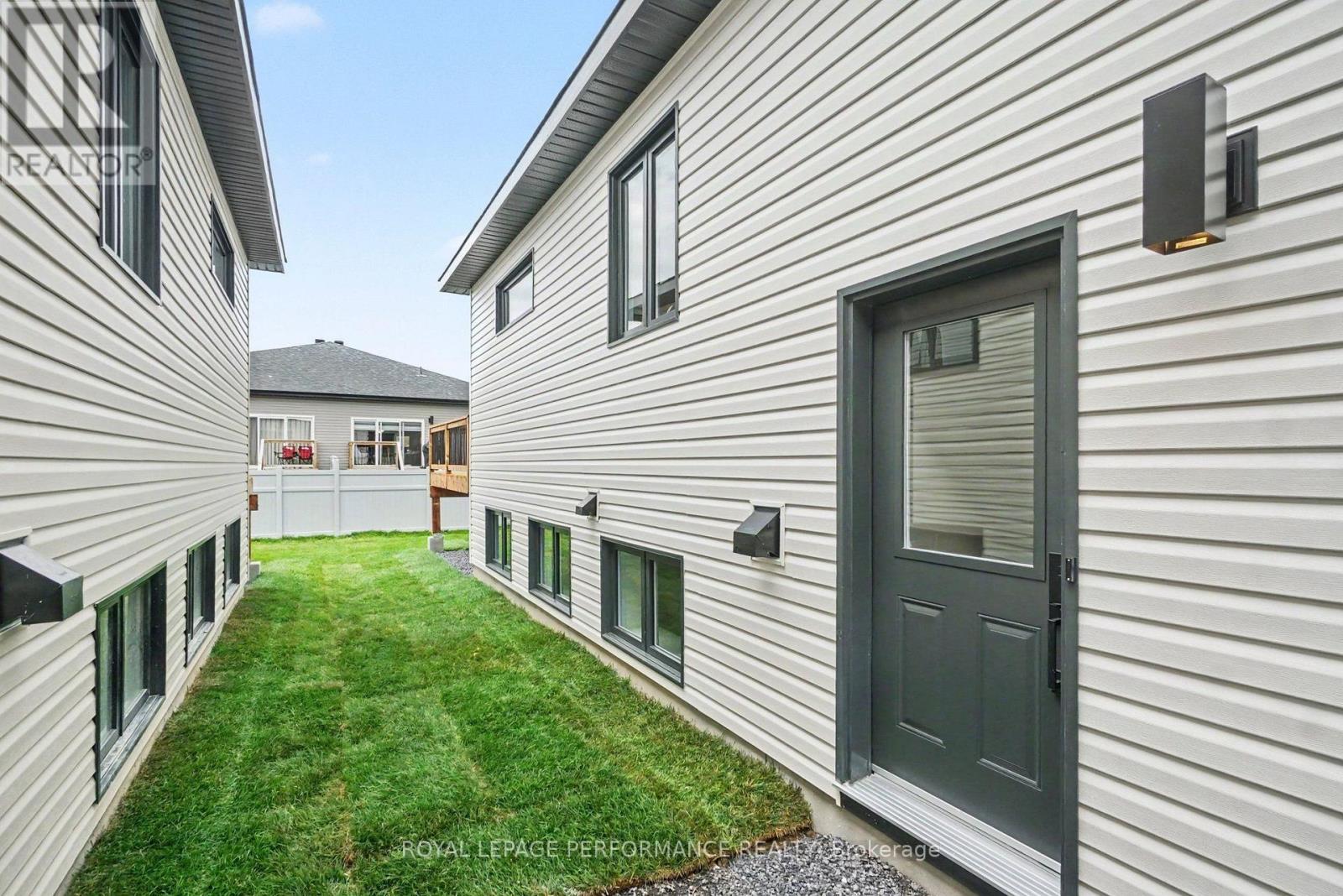B - 275 Sam Avenue, Russell, Ontario K0A 1W0 - Photo 2 - X14032090