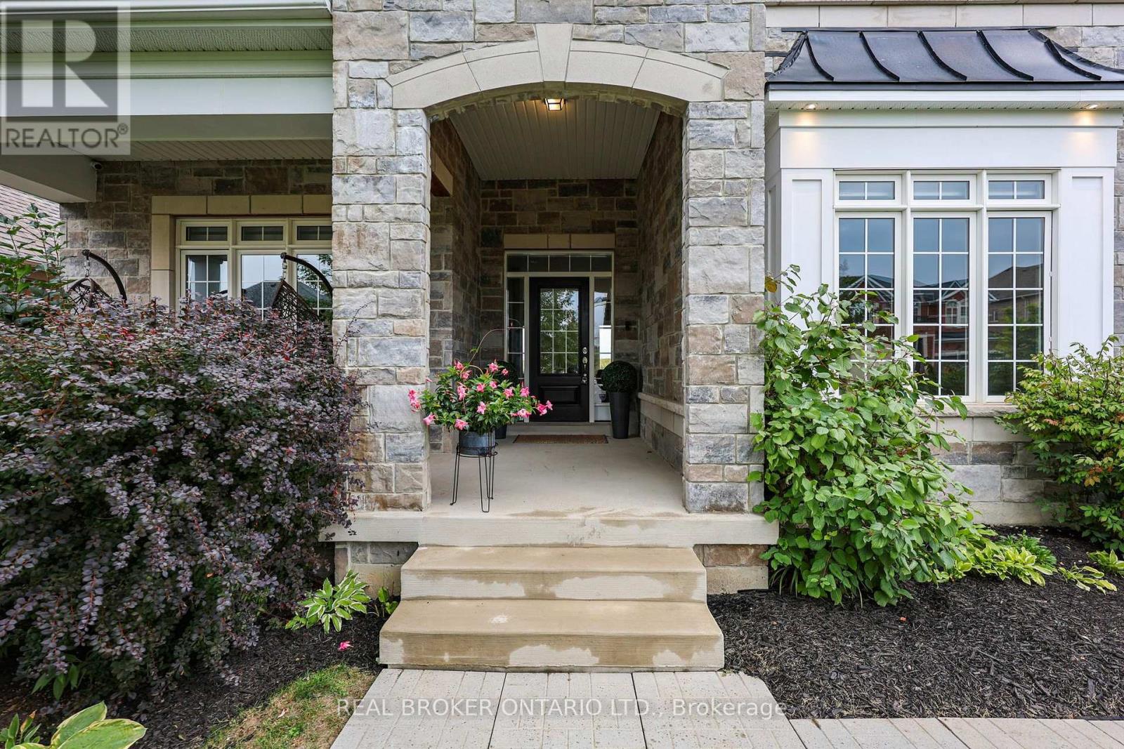64 Manor Glen Crescent, East Gwillimbury (Mt Albert), Ontario  L0G 1M0 - Photo 2 - N14032006
