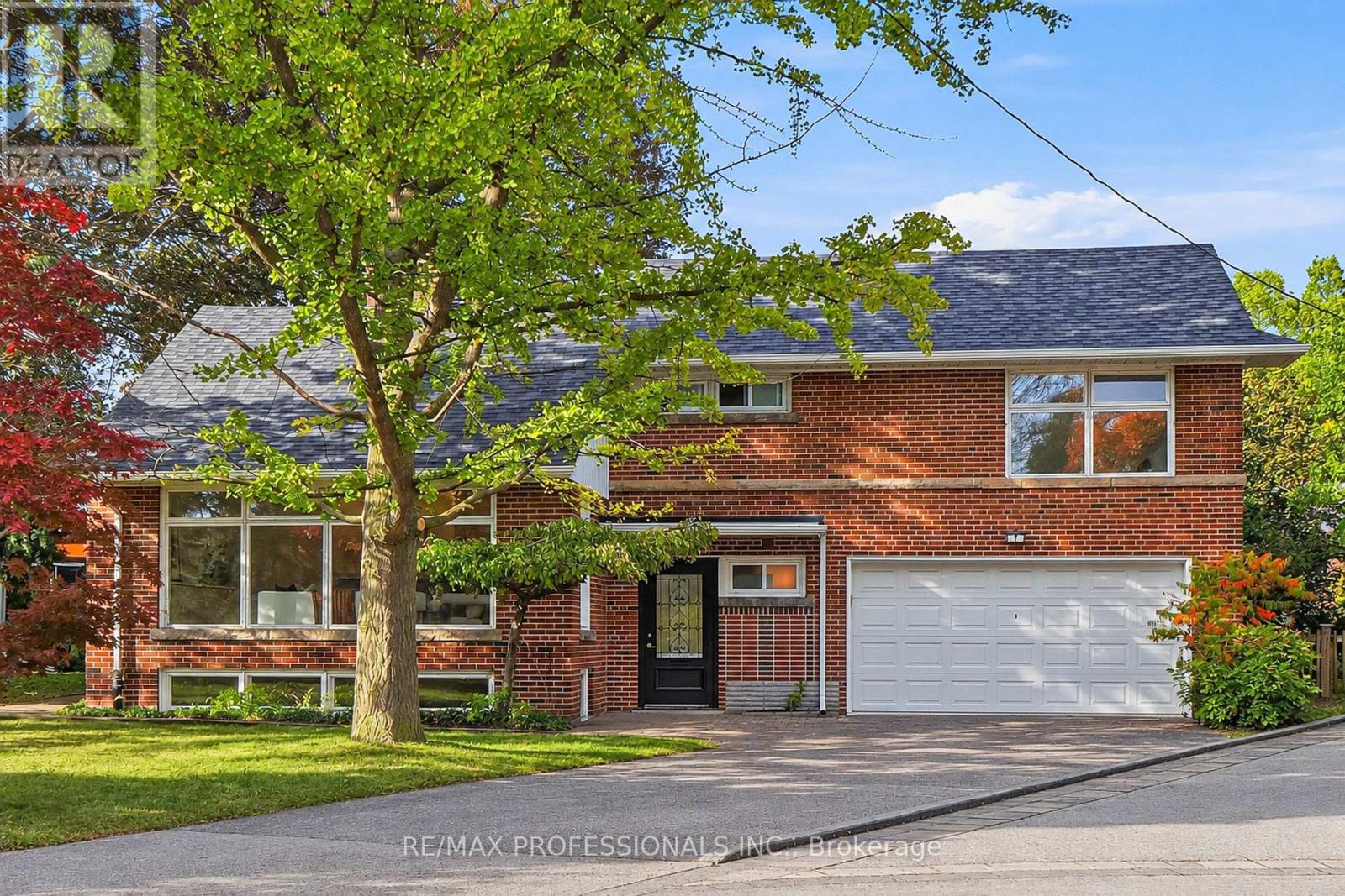 8 NORTHOLT COURT, Toronto, Ontario