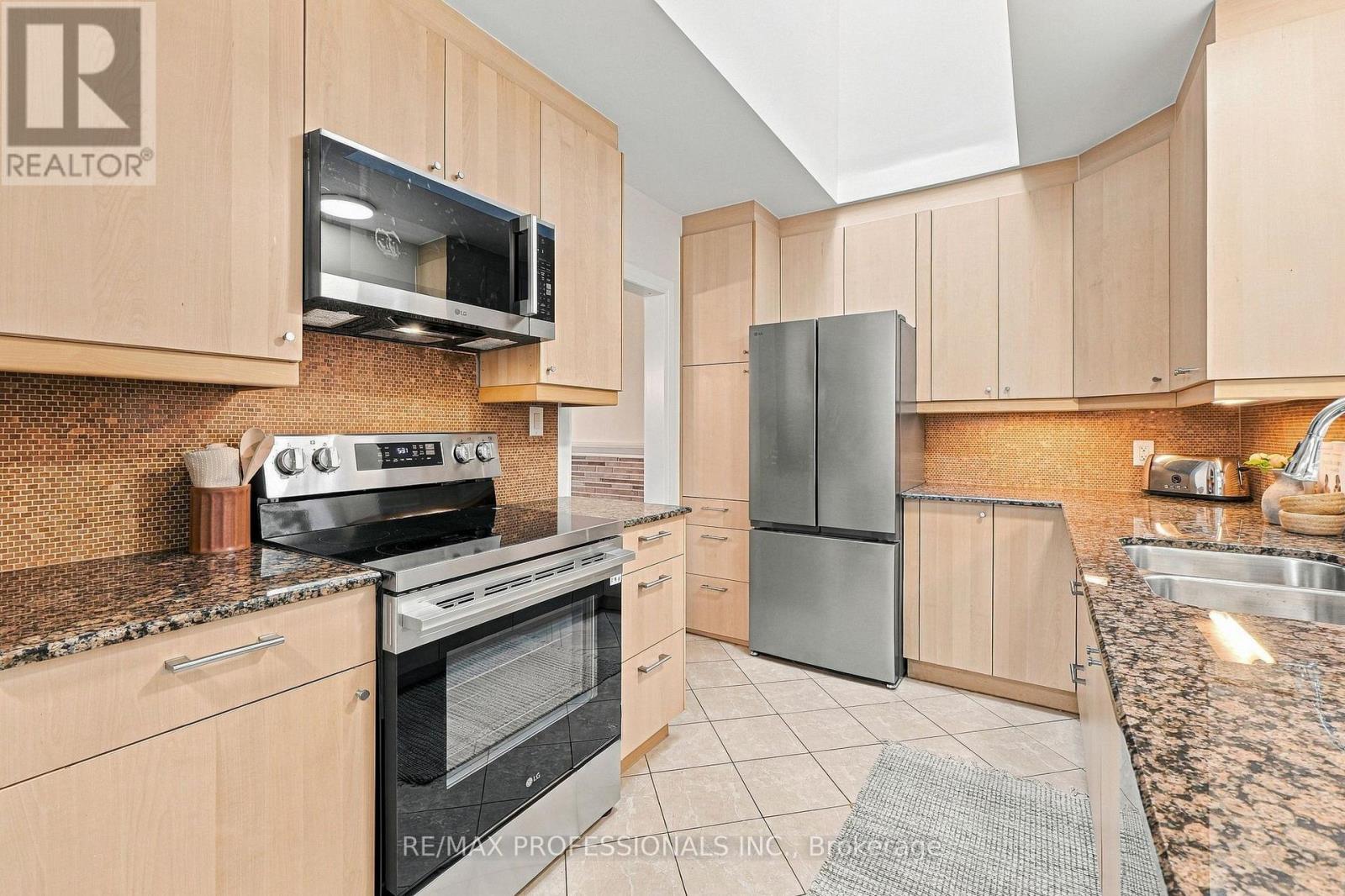 8 Northolt Court, Toronto, Ontario  M9A 3B1 - Photo 11 - W14032124
