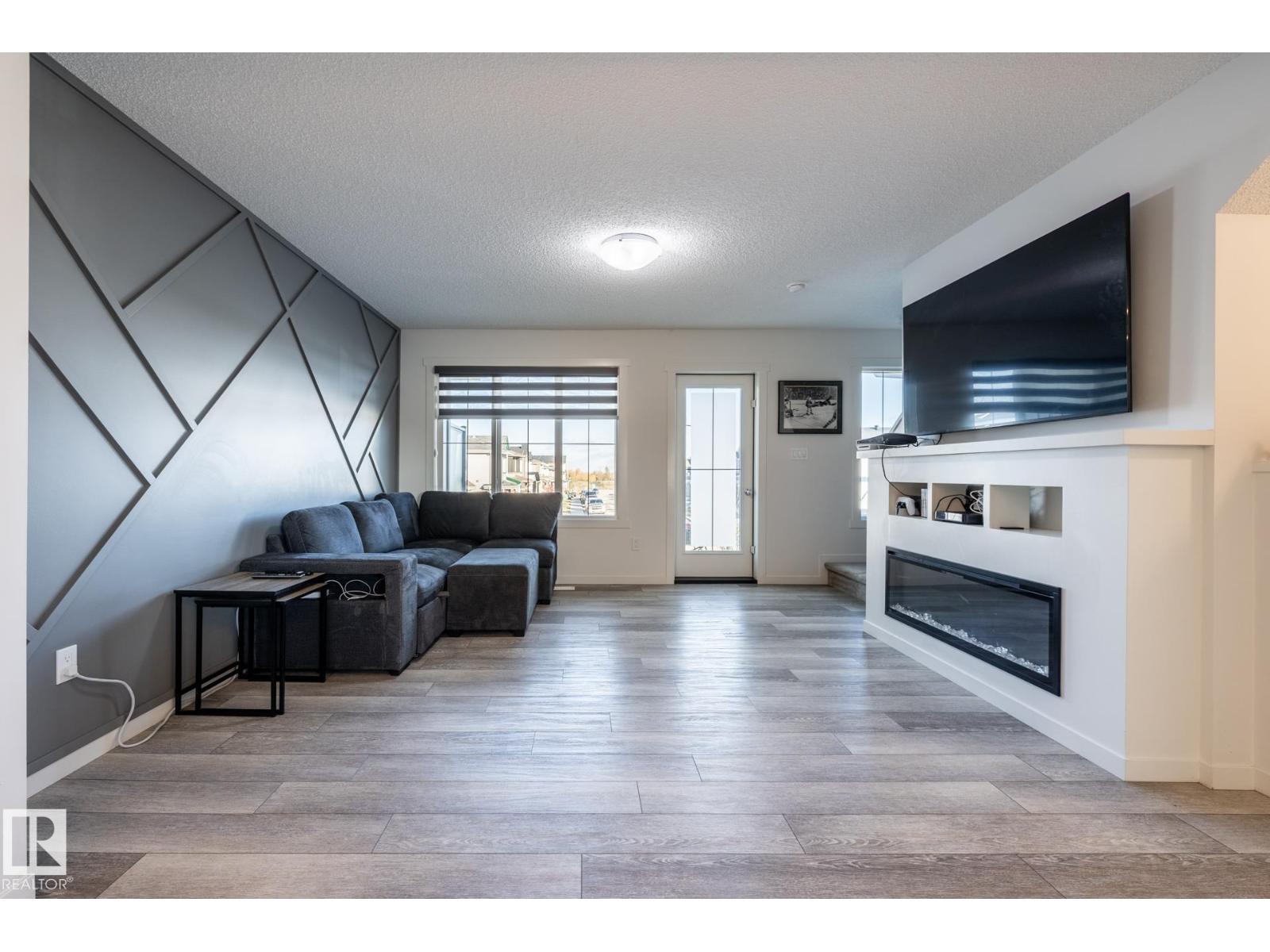 1273 MCLEOD AV