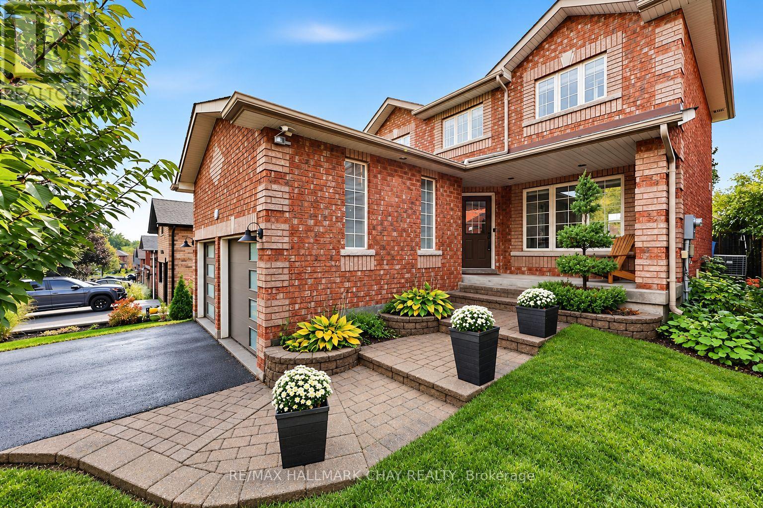 17 Prince Drive, Bradford West Gwillimbury, Ontario  L3Z 3B7 - Photo 2 - N14032344