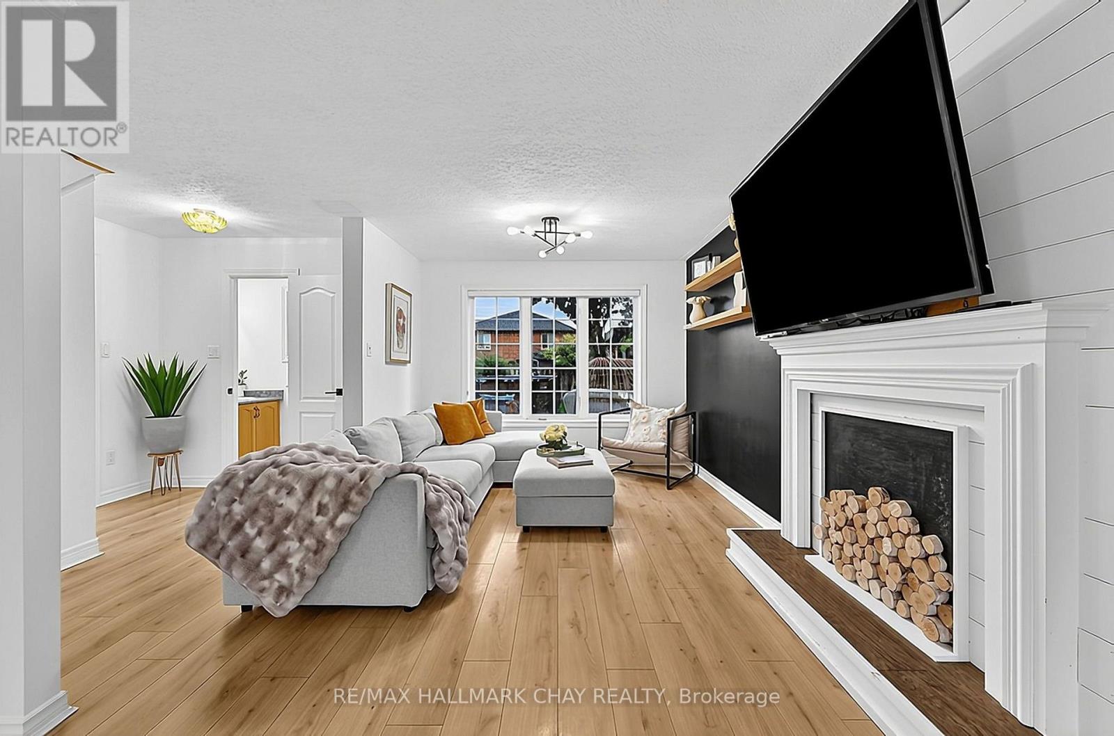 17 Prince Drive, Bradford West Gwillimbury, Ontario  L3Z 3B7 - Photo 4 - N14032344