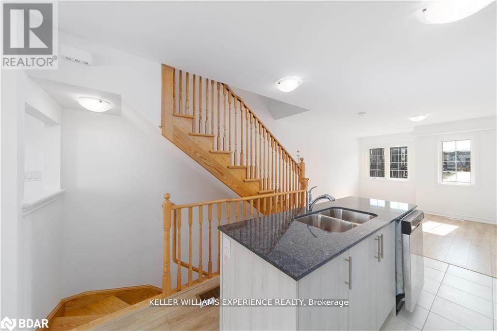 47 Pumpkin Corner Crescent, Barrie, Ontario  L9J 0T7 - Photo 2 - S14032346