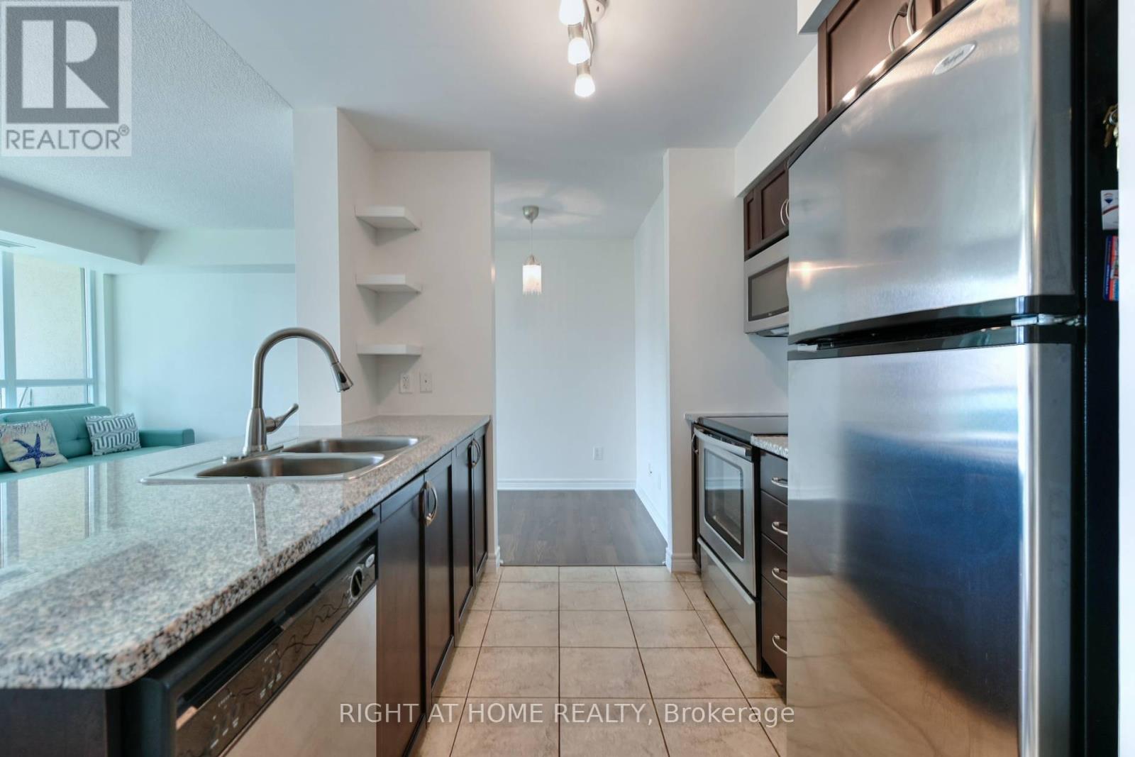 2005 - 208 Enfield Place, Mississauga, Ontario  L5B 0G8 - Photo 4 - W14032320