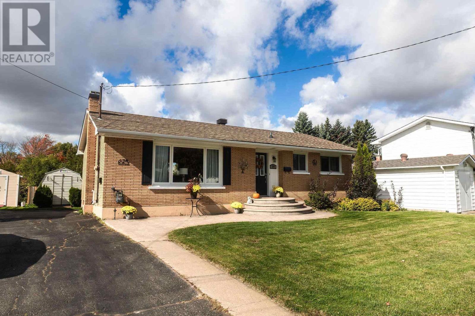 29 Routledge Ave, Sault Ste. Marie, Ontario P6B 2X8 - Photo 1 - SM262866