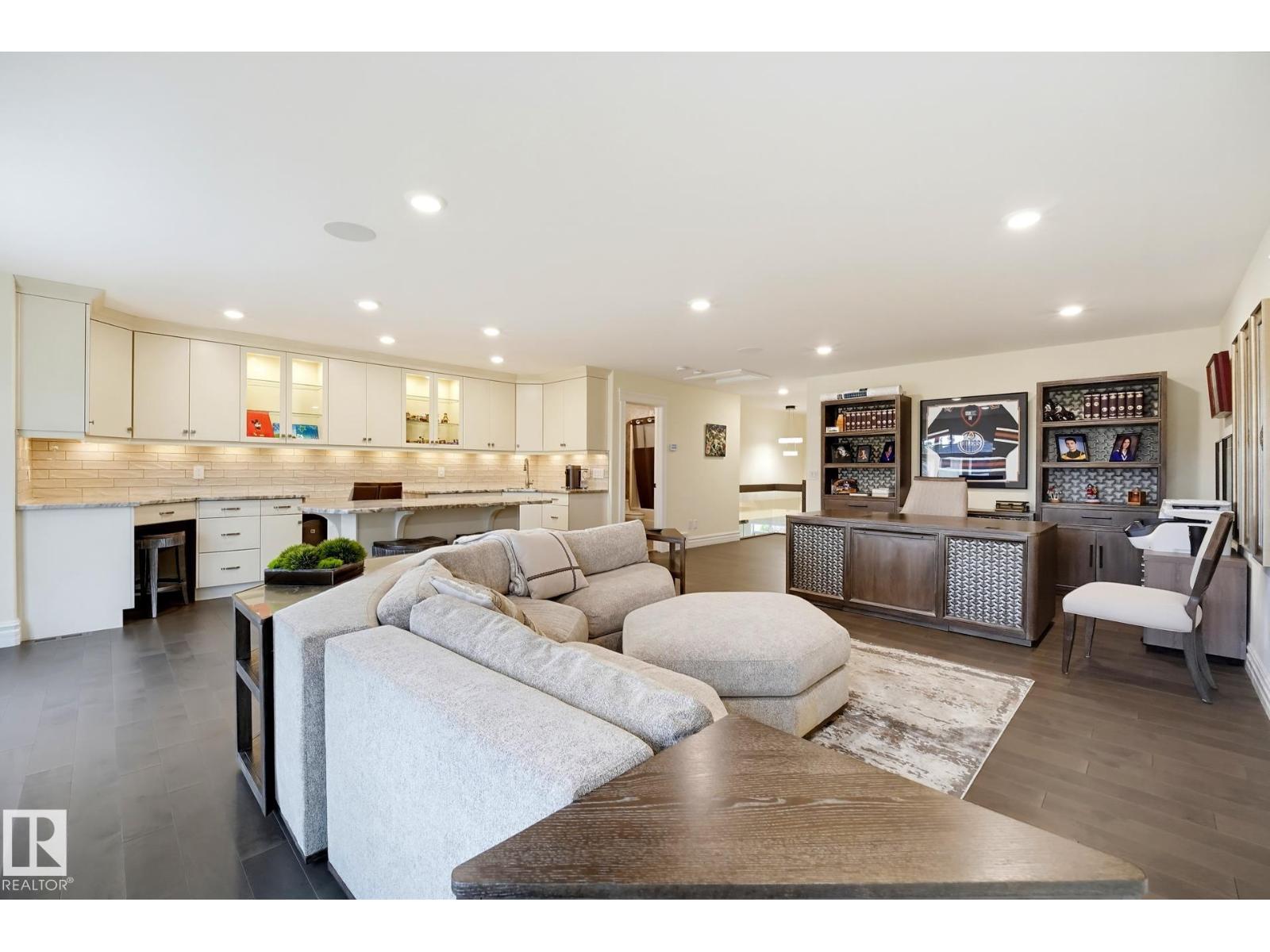3 KINGSMEADE CR