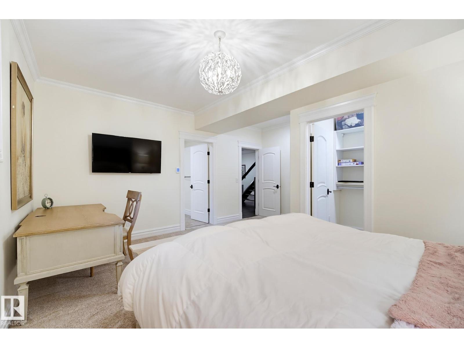 3 KINGSMEADE CR