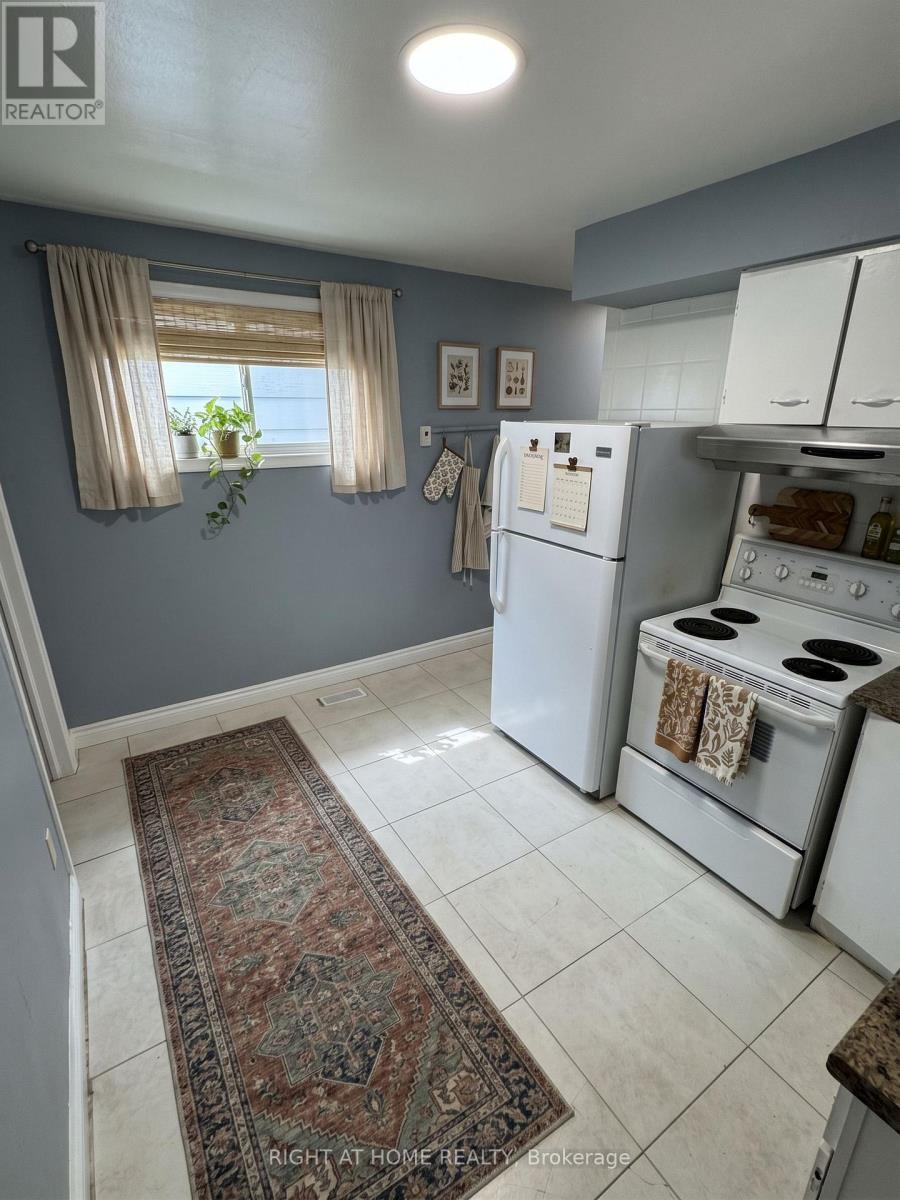 683 Mortimer Avenue, Toronto, Ontario  M4C 2K1 - Photo 14 - E14032548