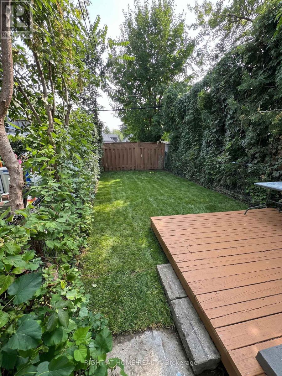 683 Mortimer Avenue, Toronto, Ontario  M4C 2K1 - Photo 5 - E14032548