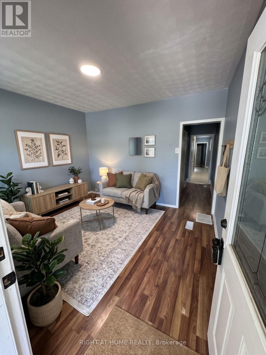 683 Mortimer Avenue, Toronto, Ontario  M4C 2K1 - Photo 6 - E14032548