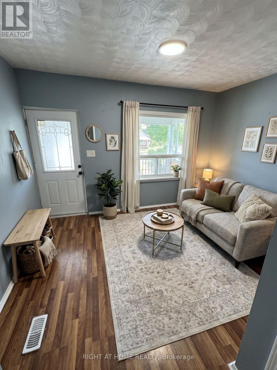 683 Mortimer Avenue, Toronto, Ontario  M4C 2K1 - Photo 7 - E14032548