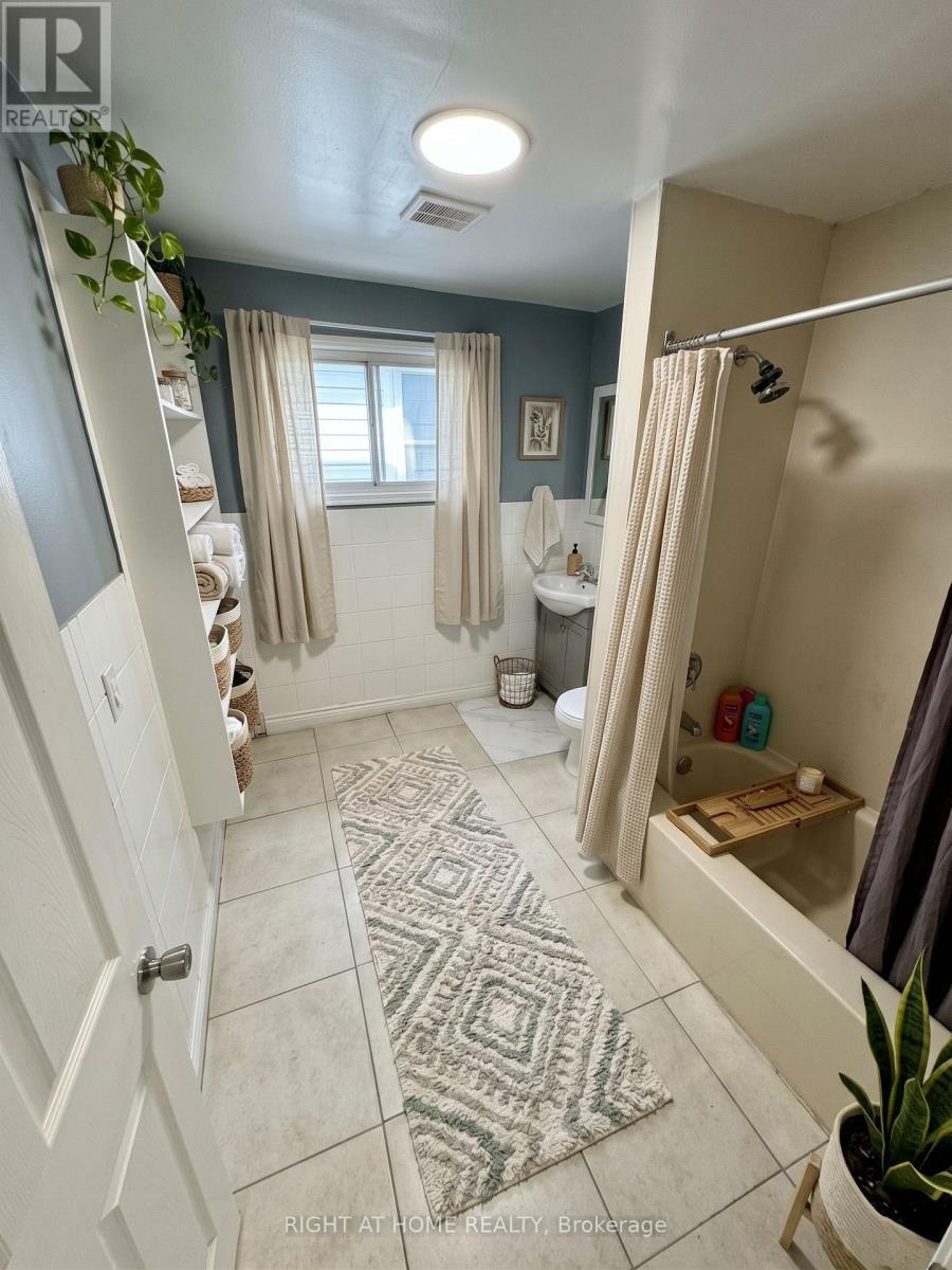 683 Mortimer Avenue, Toronto, Ontario  M4C 2K1 - Photo 9 - E14032548