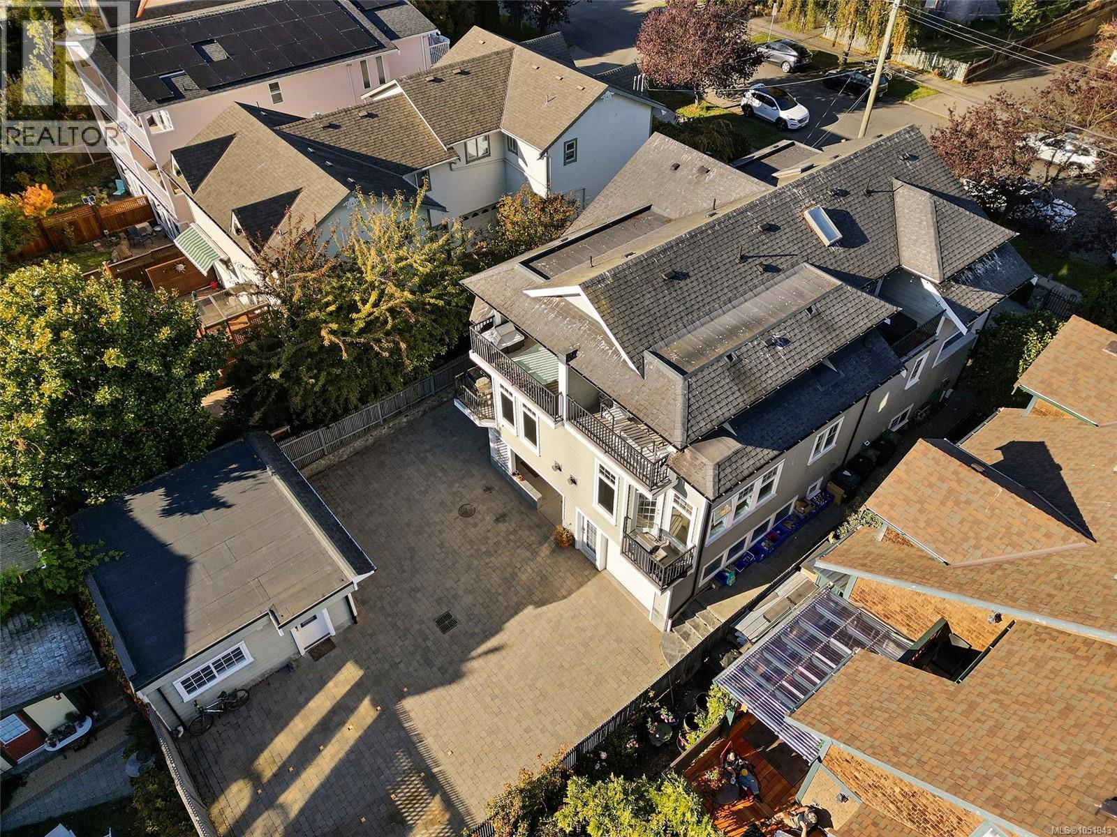 225 Kingston St Victoria British Columbia Canada V8V1V5 3