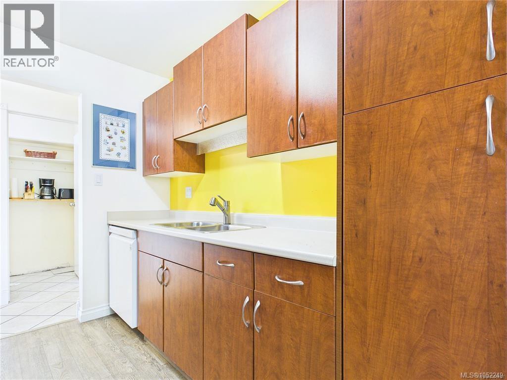 401 1665 Oak Bay Ave