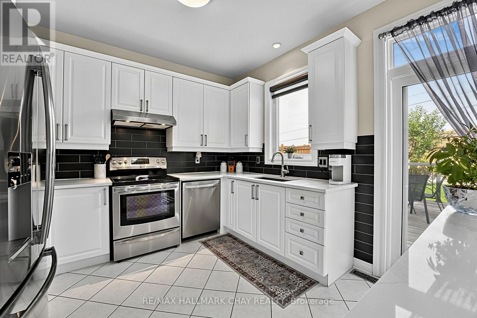 14 Strathmore Place, Barrie (Innis-Shore), Ontario L4N 0K1 - Photo 6 - S14032634