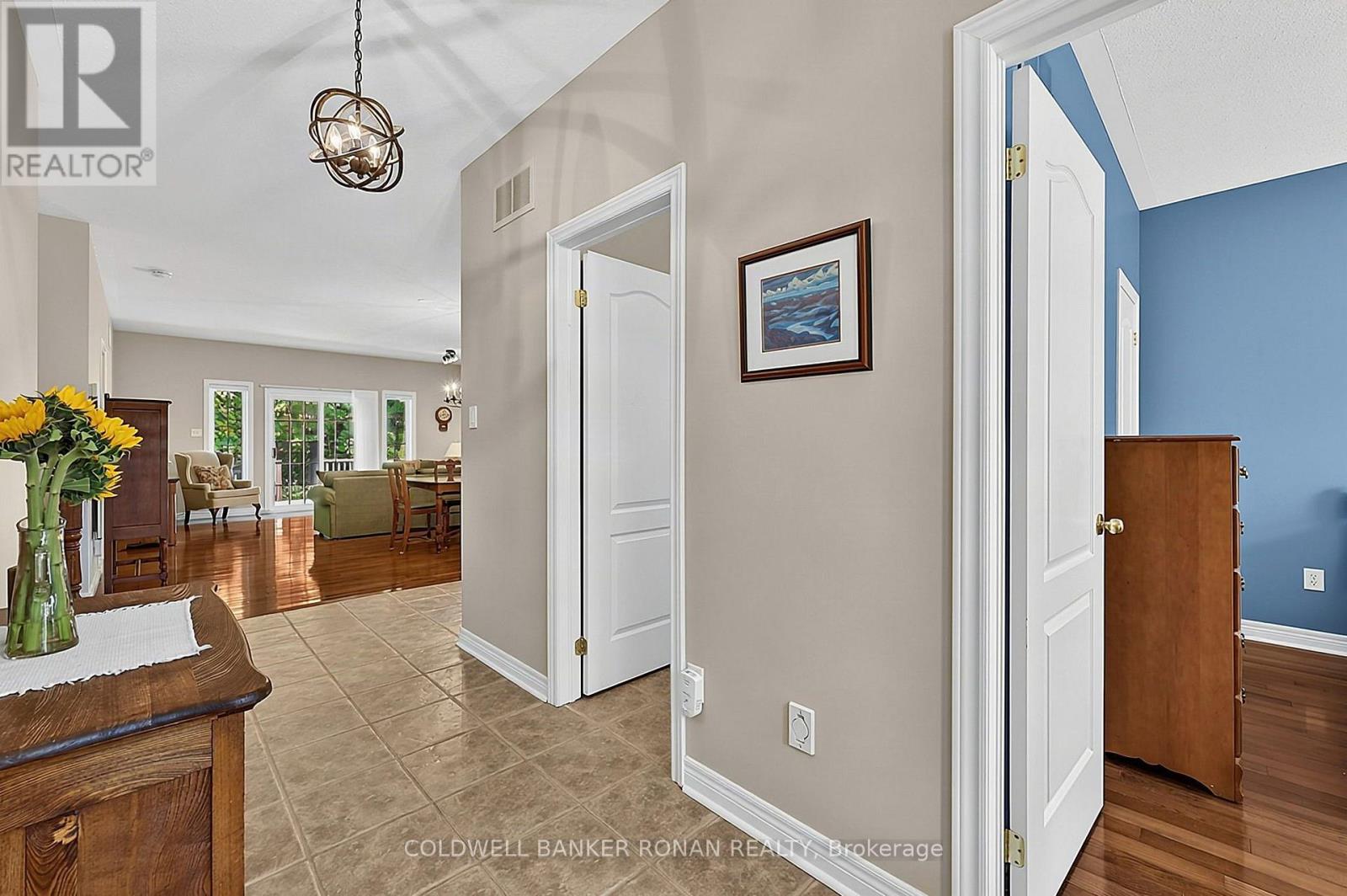 5 Hilliard Court, Caledon, Ontario  L7C 1R3 - Photo 3 - W14030556