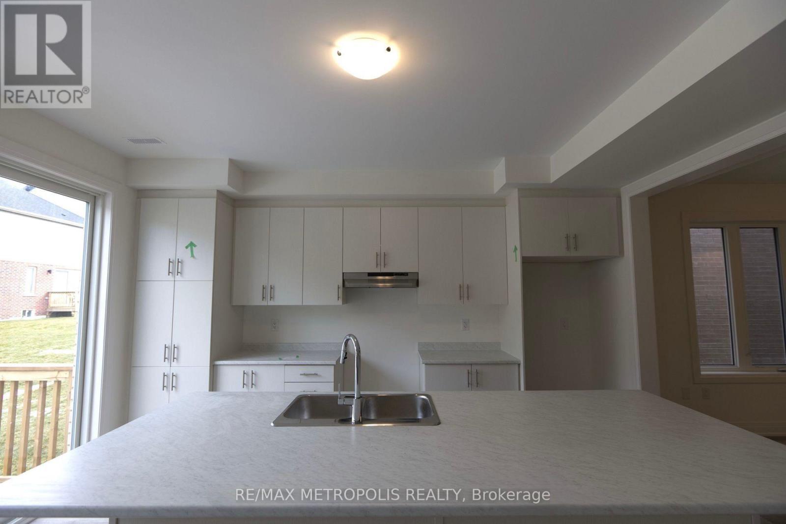 37 Shepherd Drive, Barrie, Ontario  L9S 2Z4 - Photo 2 - S14032684