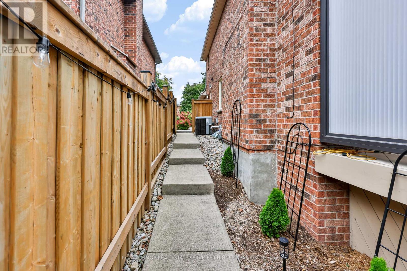 1012 Oak Meadow Road, Oakville, Ontario  L6M 1J7 - Photo 45 - W14032704
