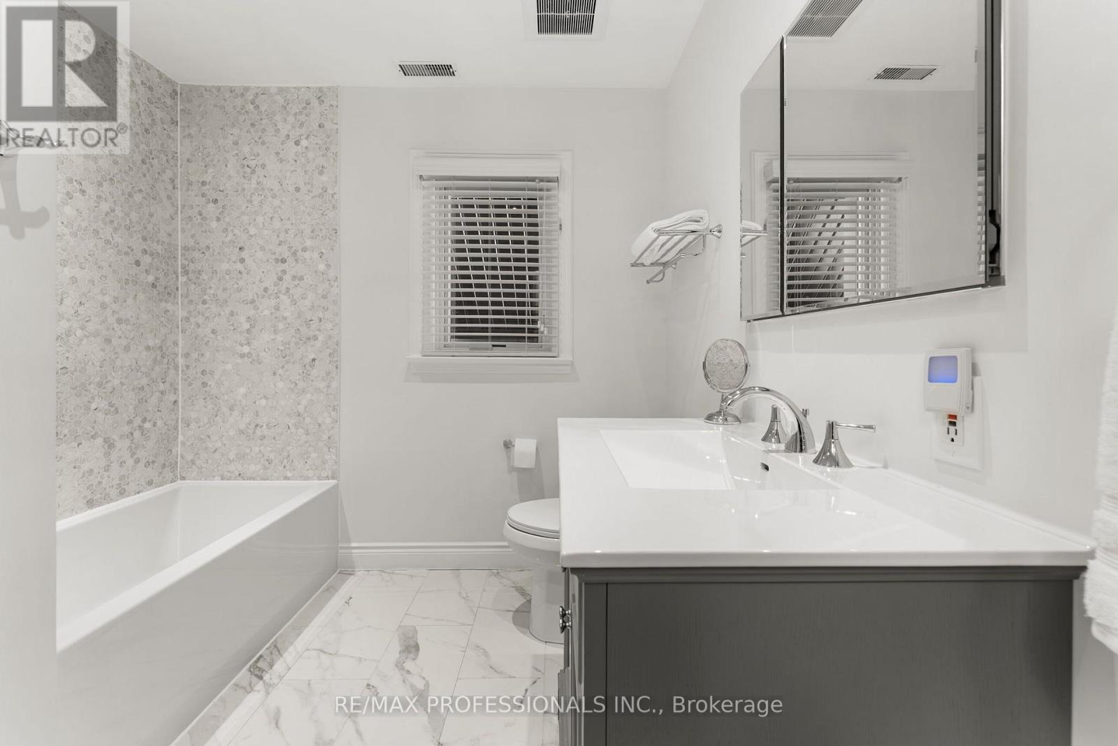84 Humbervale Boulevard, Toronto, Ontario  M8Y 3P4 - Photo 24 - W14032850