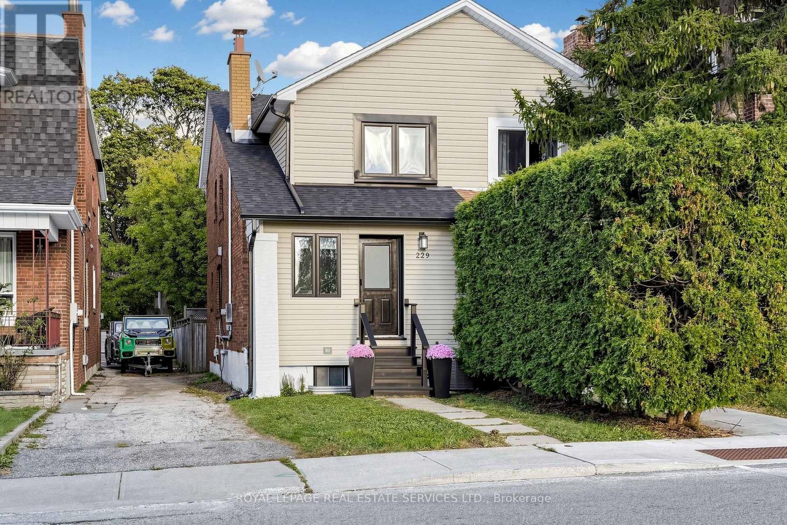 229 MCROBERTS AVENUE, Toronto, Ontario