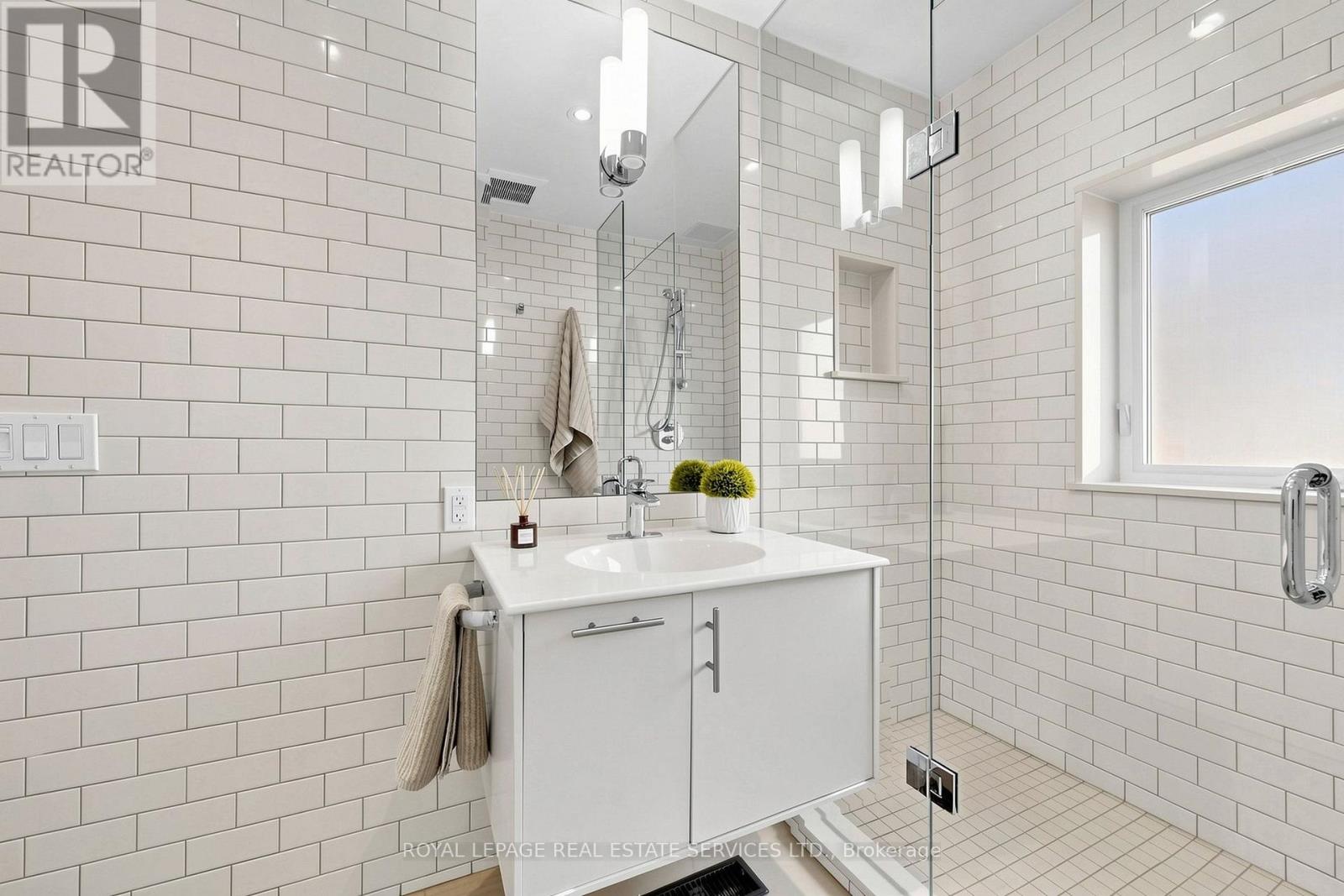 229 Mcroberts Avenue, Toronto, Ontario  M6E 4P3 - Photo 19 - W14032900