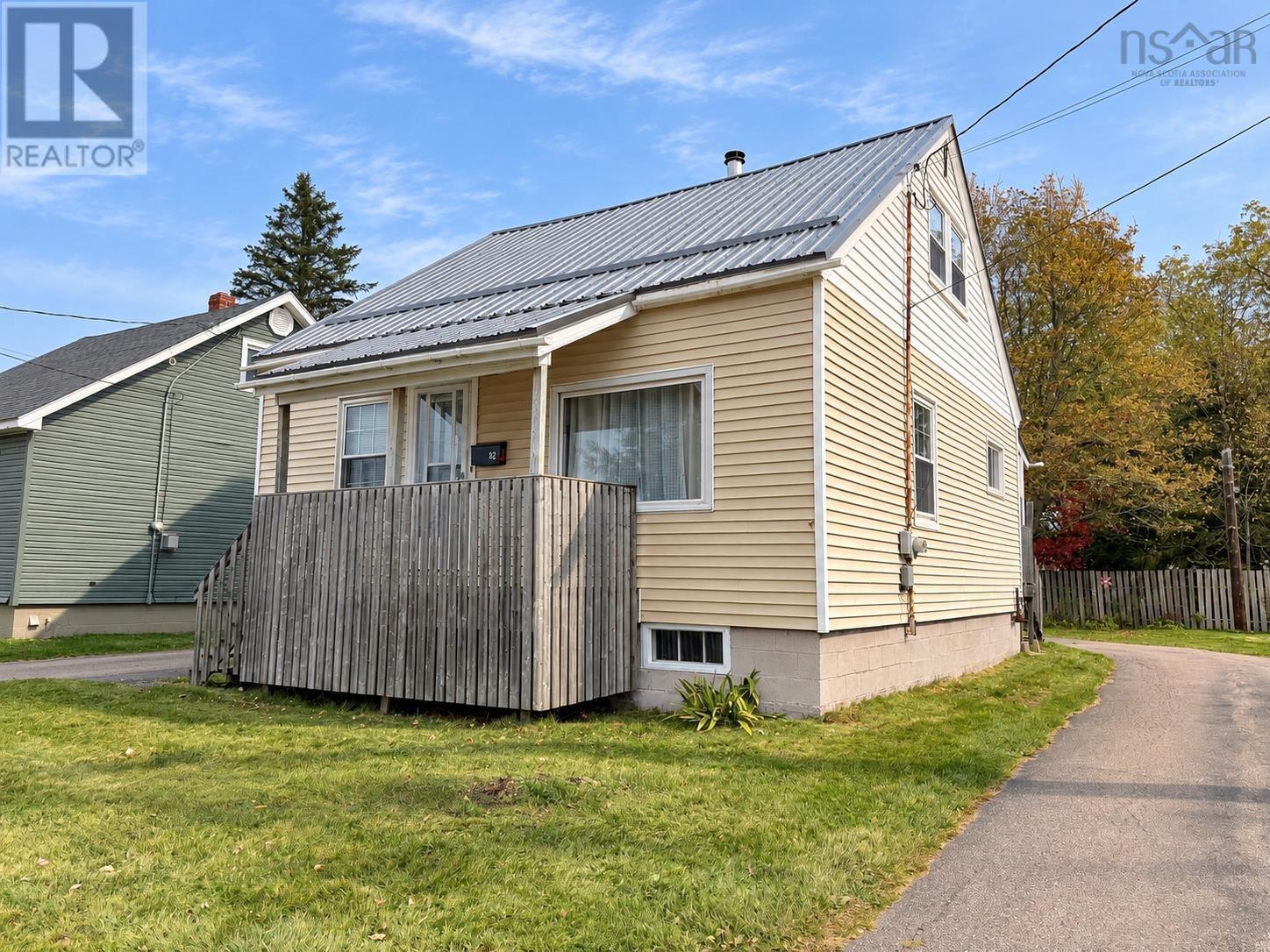82 South Albion Street, Amherst, Nova Scotia  B4H 2W9 - Photo 2 - 202625827