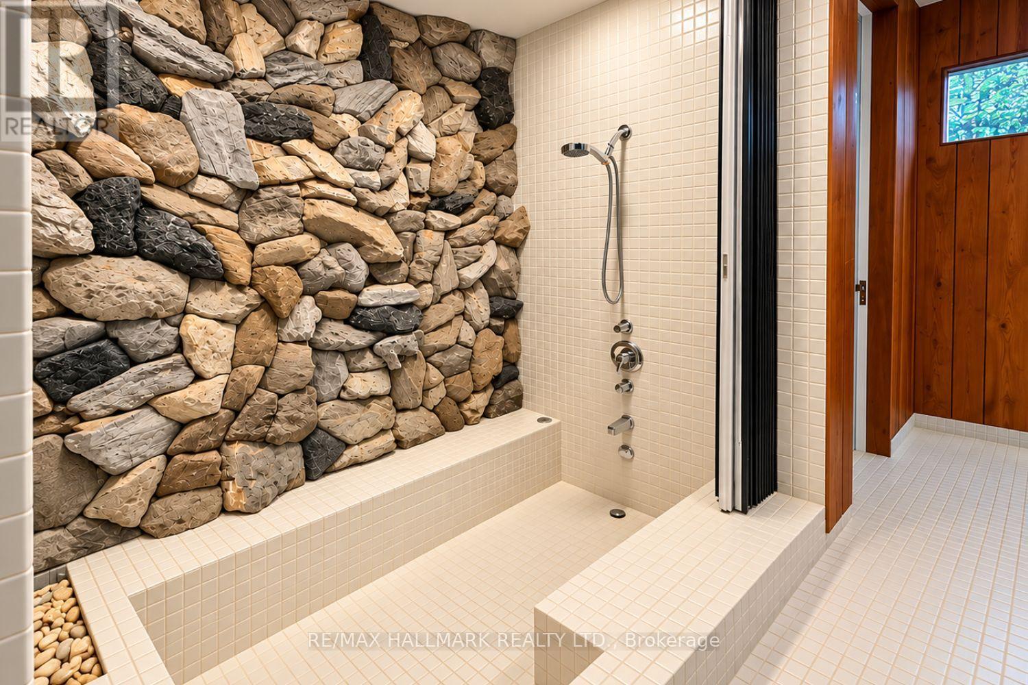 16 Royal Oak Drive, Toronto, Ontario  M3C 2M2 - Photo 22 - C13823918