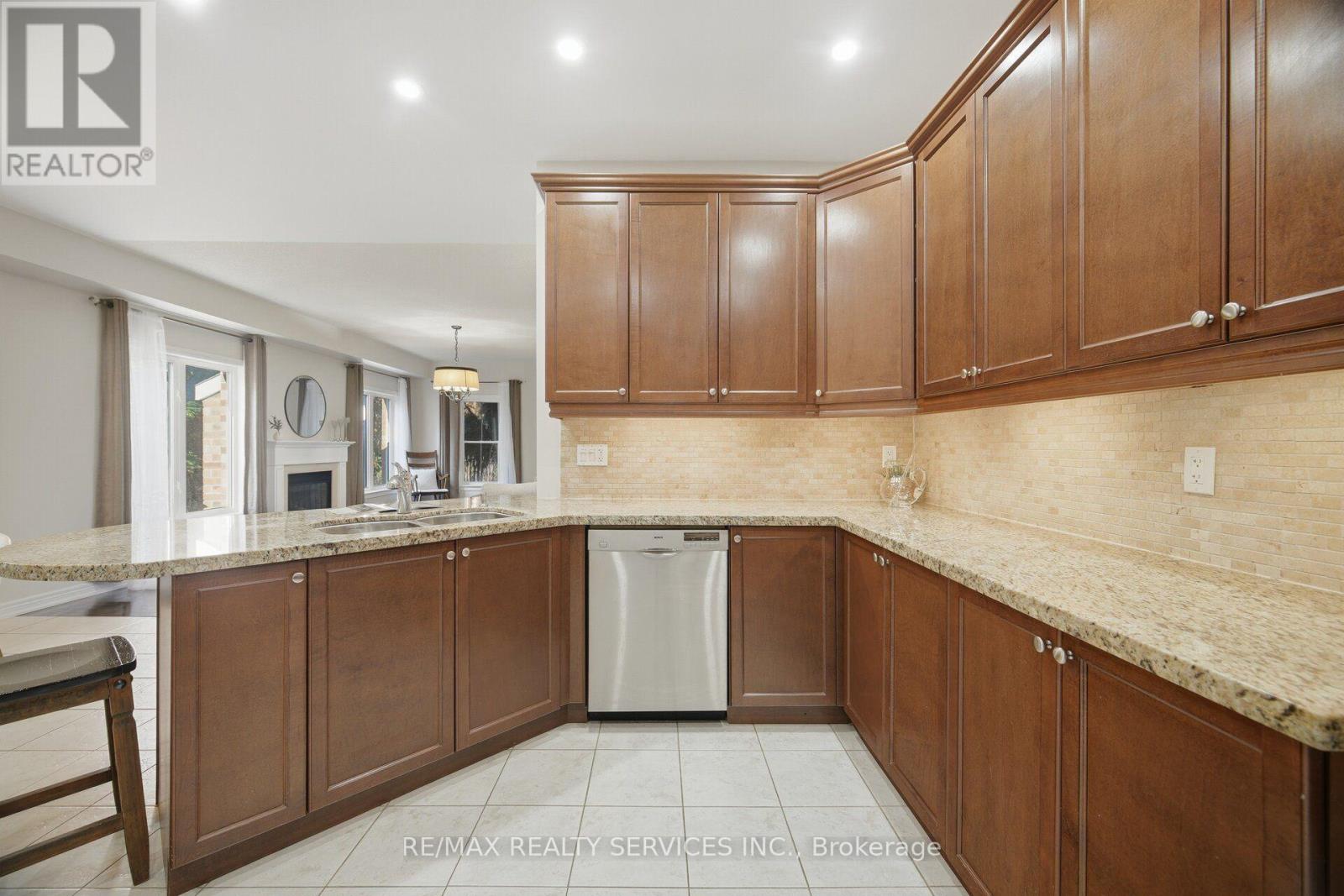 76 North Riverdale Drive, Caledon, Ontario  L7C 1L1 - Photo 14 - W14033038