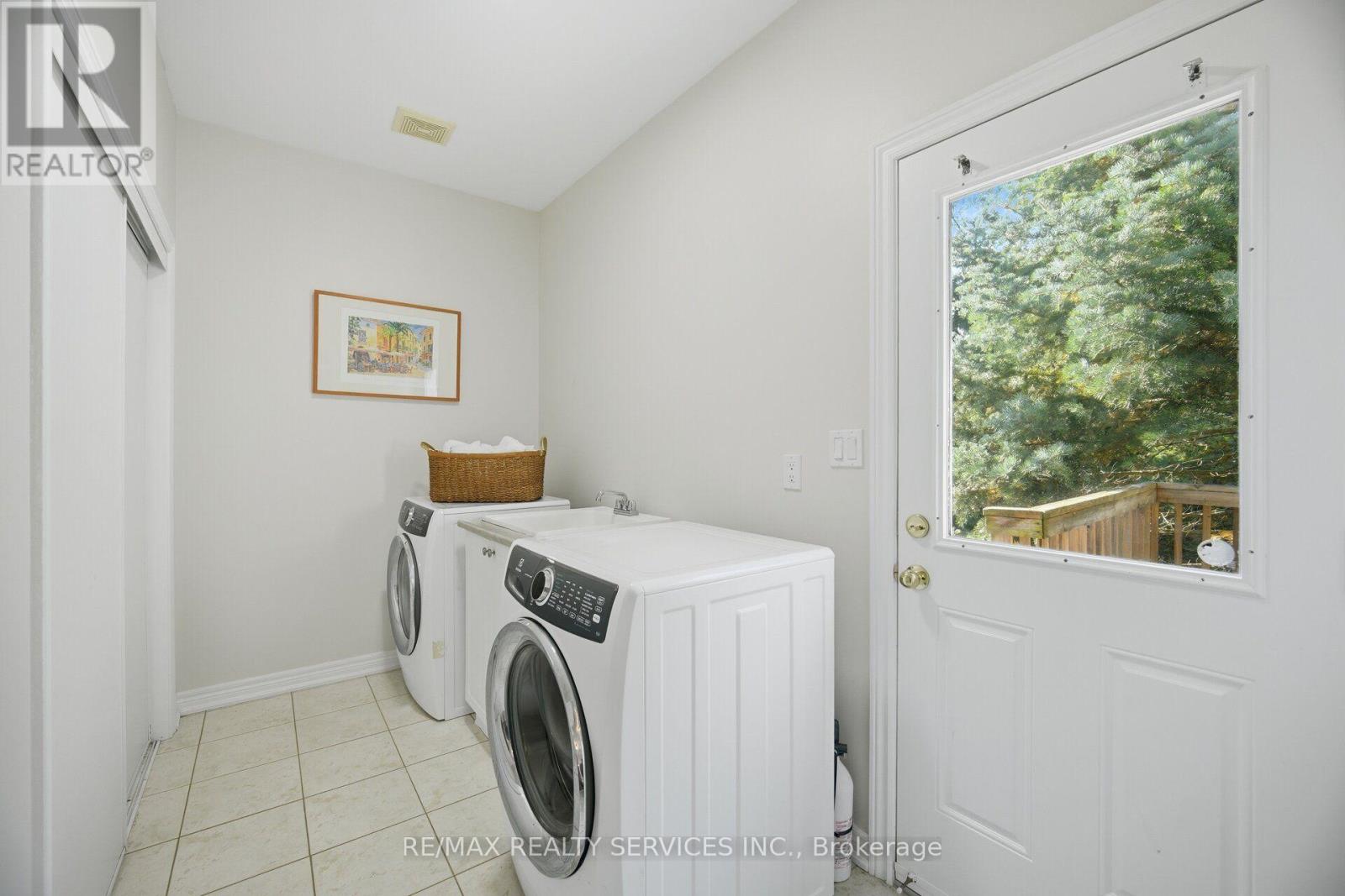 76 North Riverdale Drive, Caledon, Ontario  L7C 1L1 - Photo 21 - W14033038