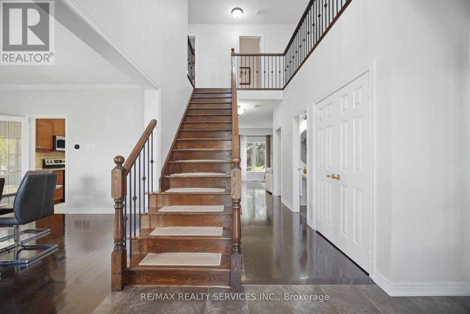 76 North Riverdale Drive, Caledon, Ontario  L7C 1L1 - Photo 8 - W14033038