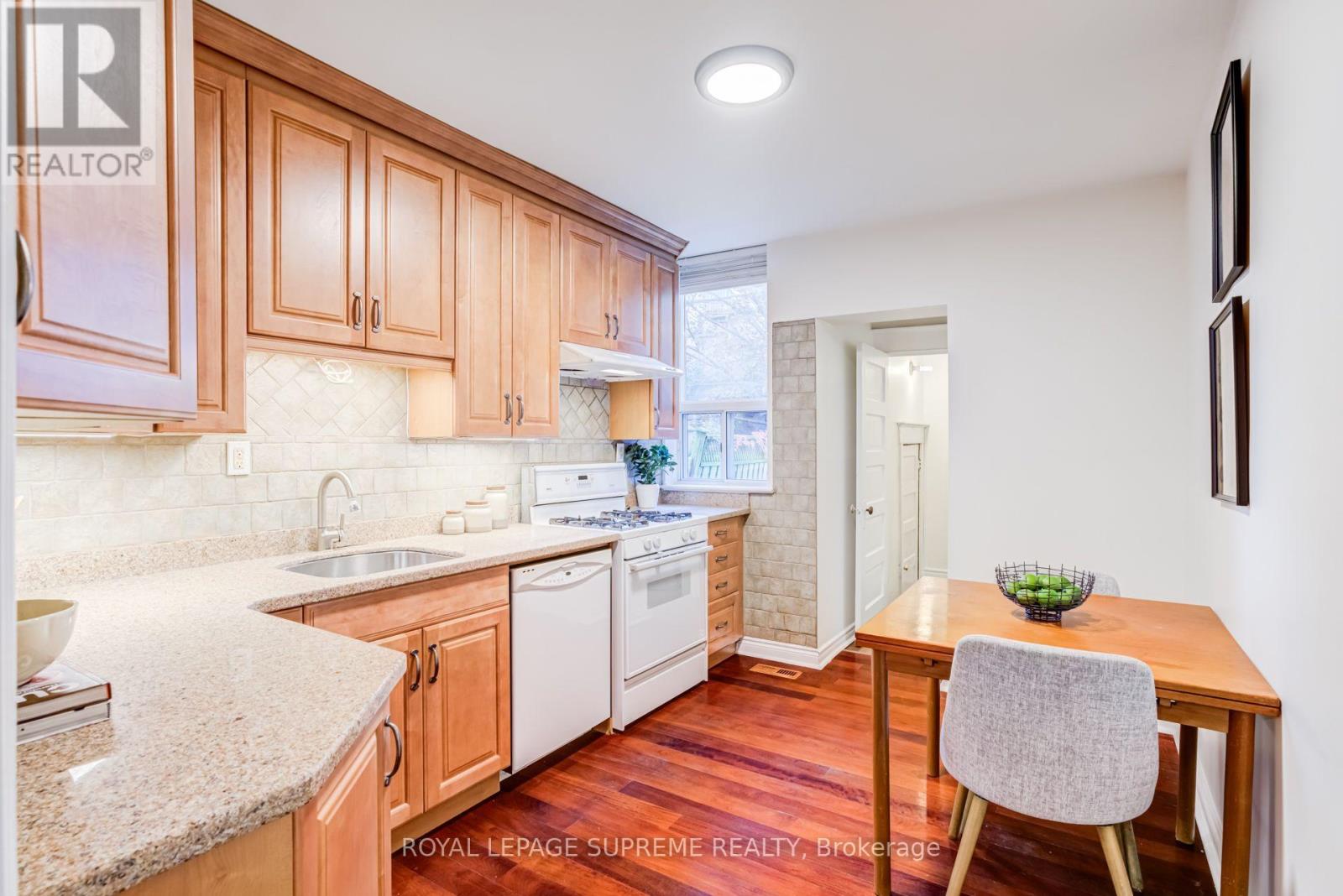 32 Thome Crescent, Toronto, Ontario  M6H 2S5 - Photo 8 - C14033210