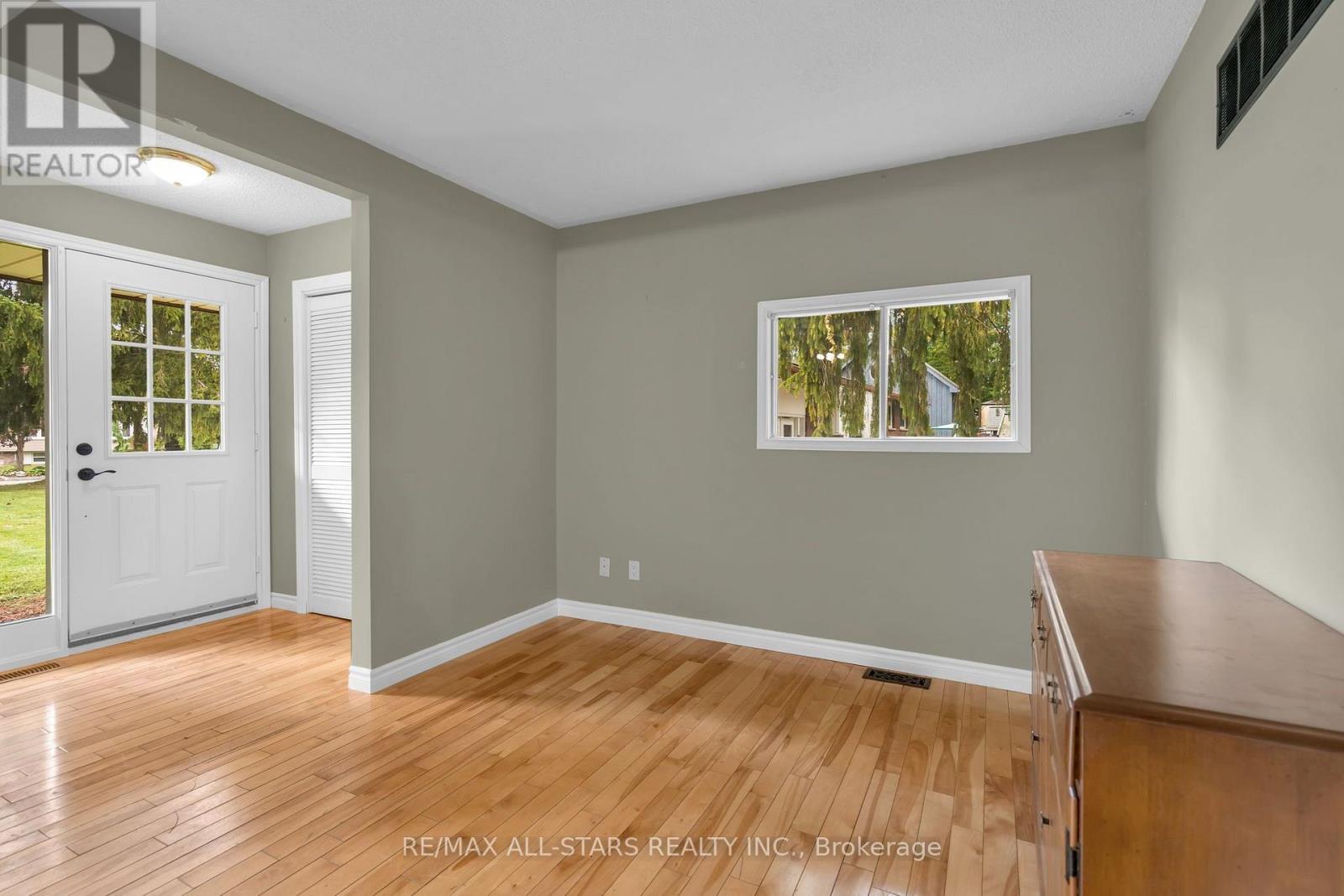 51 Queen Street, Georgina, Ontario  L0E 1R0 - Photo 7 - N14033208
