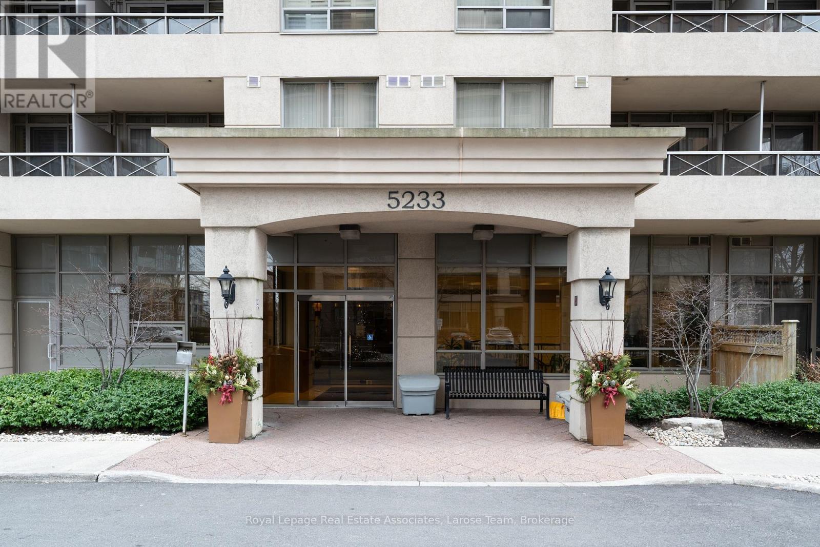 1019 - 5233 Dundas Street W, Toronto, Ontario  M9B 6M1 - Photo 2 - W14033122