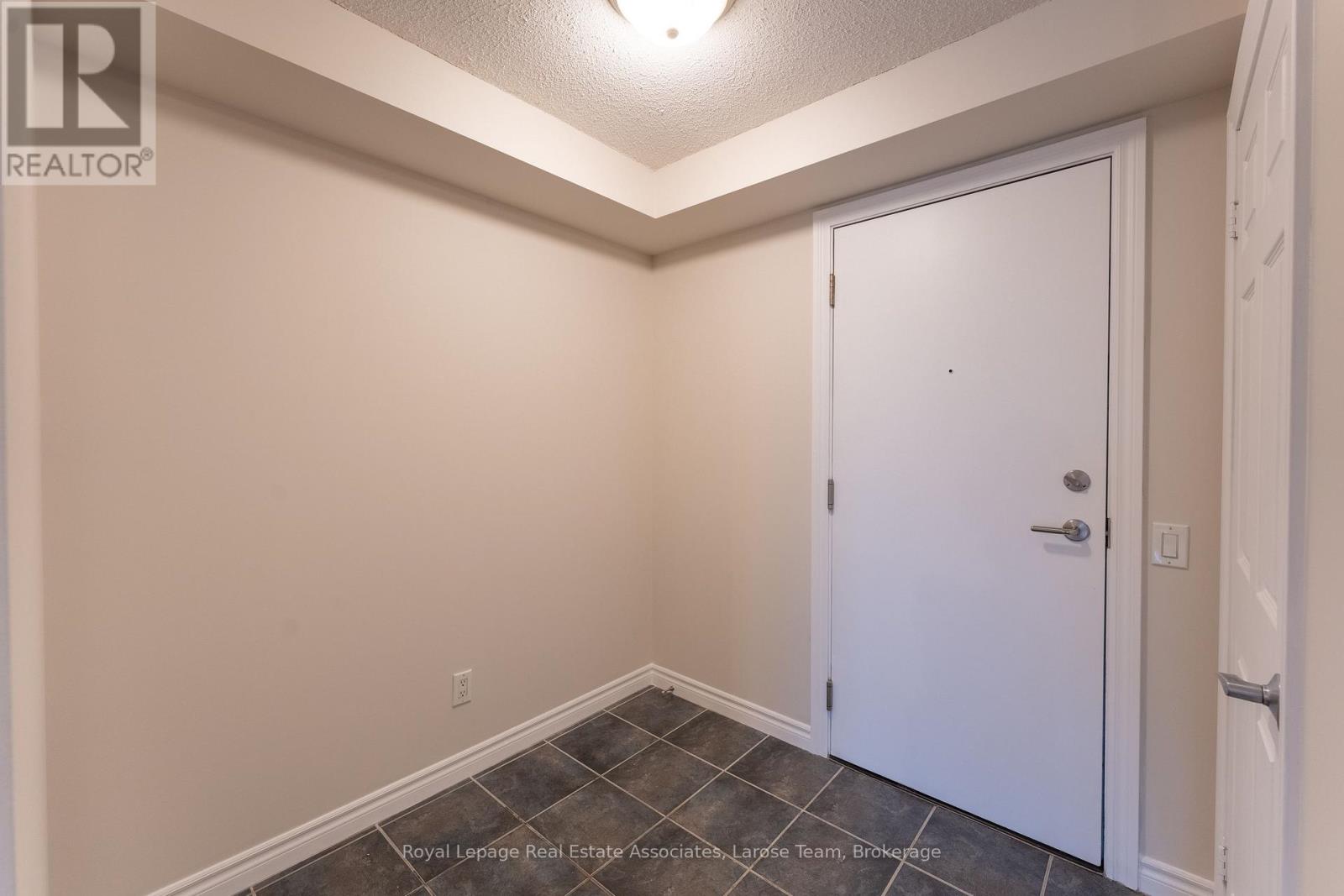 1019 - 5233 Dundas Street W, Toronto, Ontario  M9B 6M1 - Photo 5 - W14033122