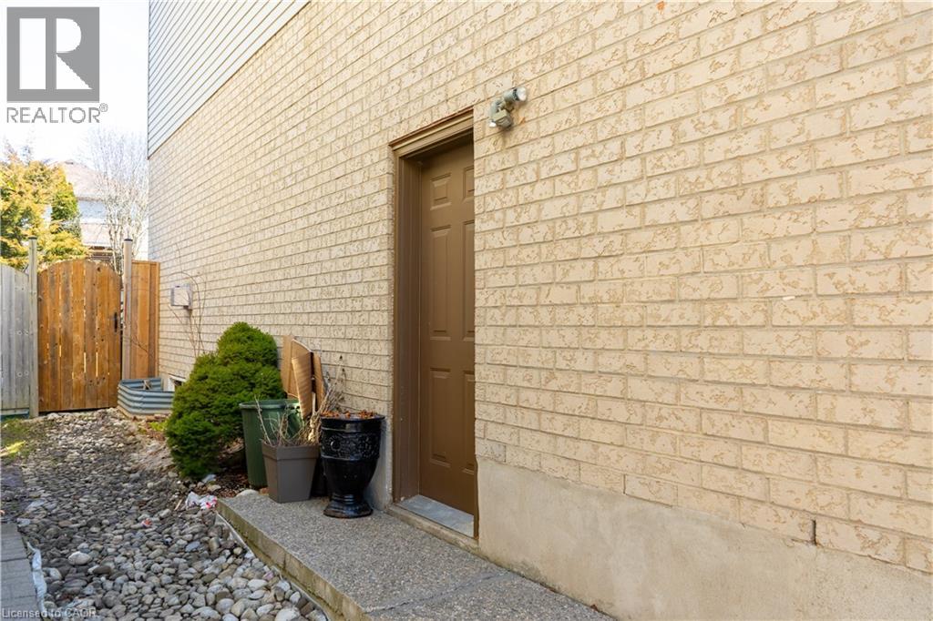 845 Brandenburg Boulevard, Waterloo, Ontario  N2T 2X5 - Photo 2 - 40871079