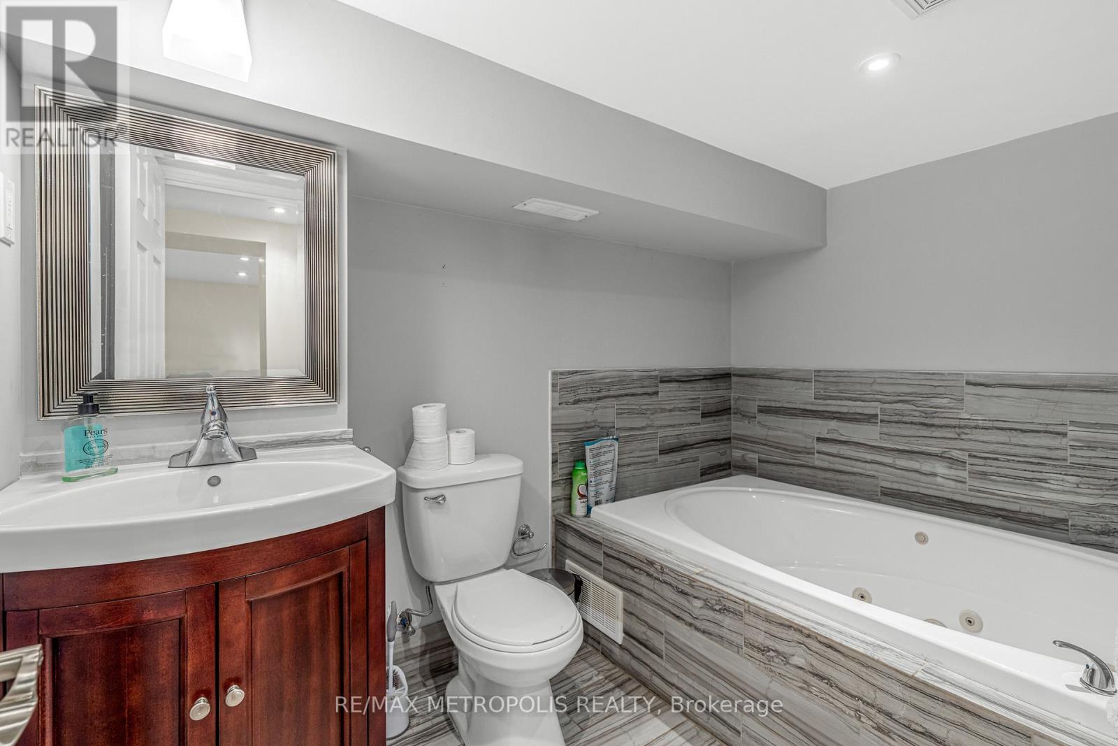26 Algonquin Avenue, Toronto, Ontario  M6R 1K7 - Photo 34 - W14033282
