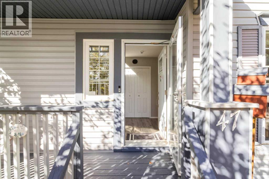 47 Somerside Common SW, Calgary, Alberta  T2Y 3M9 - Photo 3 - A2351079