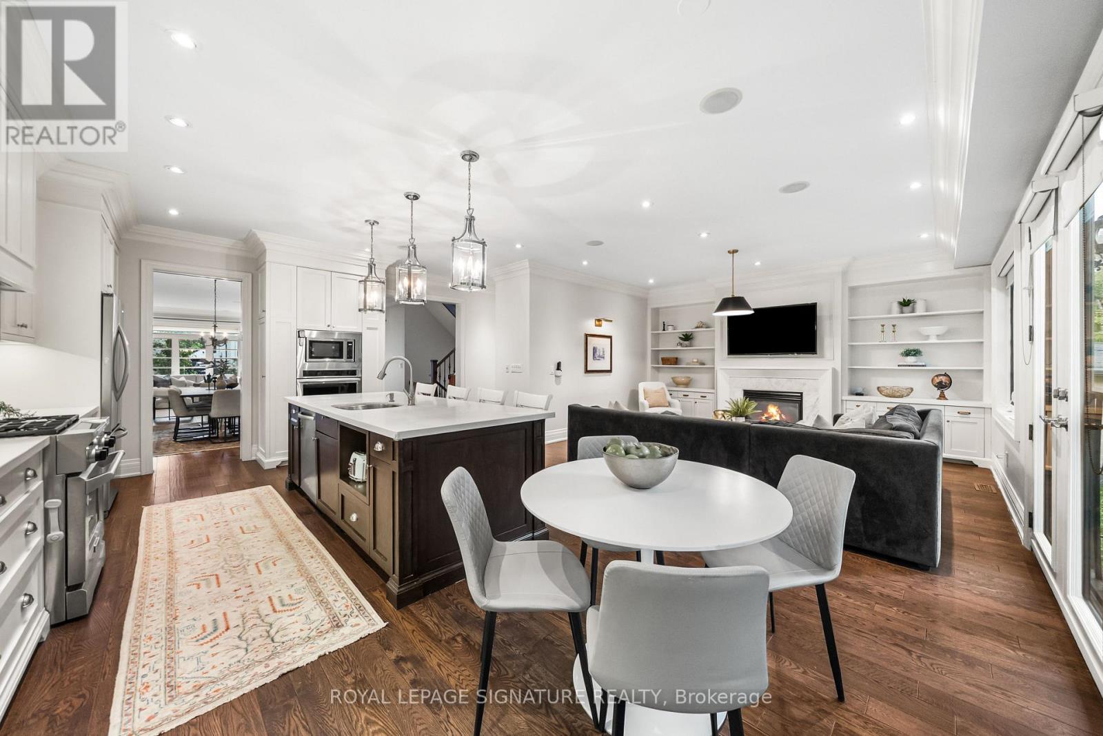 39 REGINA AVENUE, Toronto, Ontario