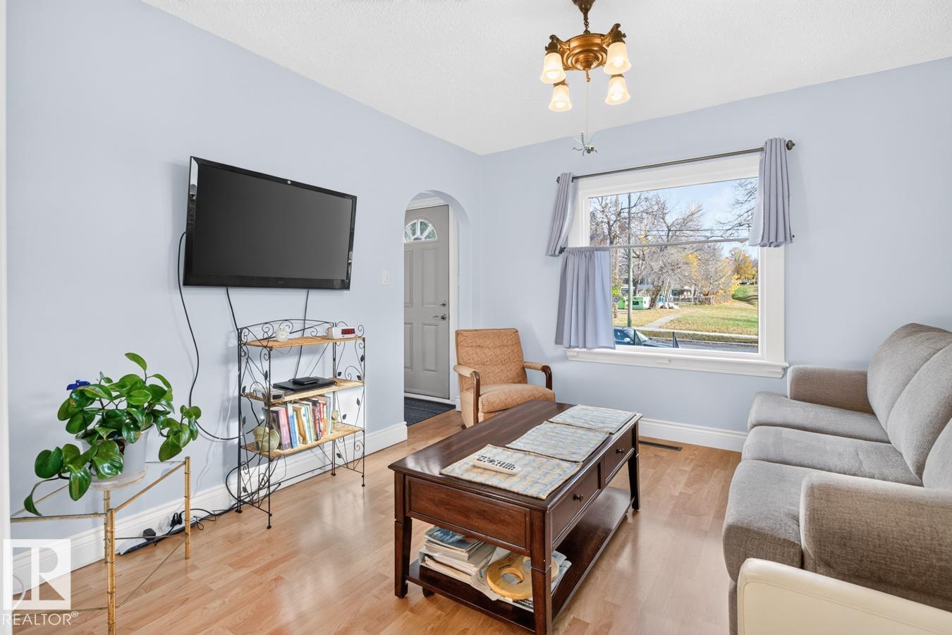 6 MONT CLARE PL