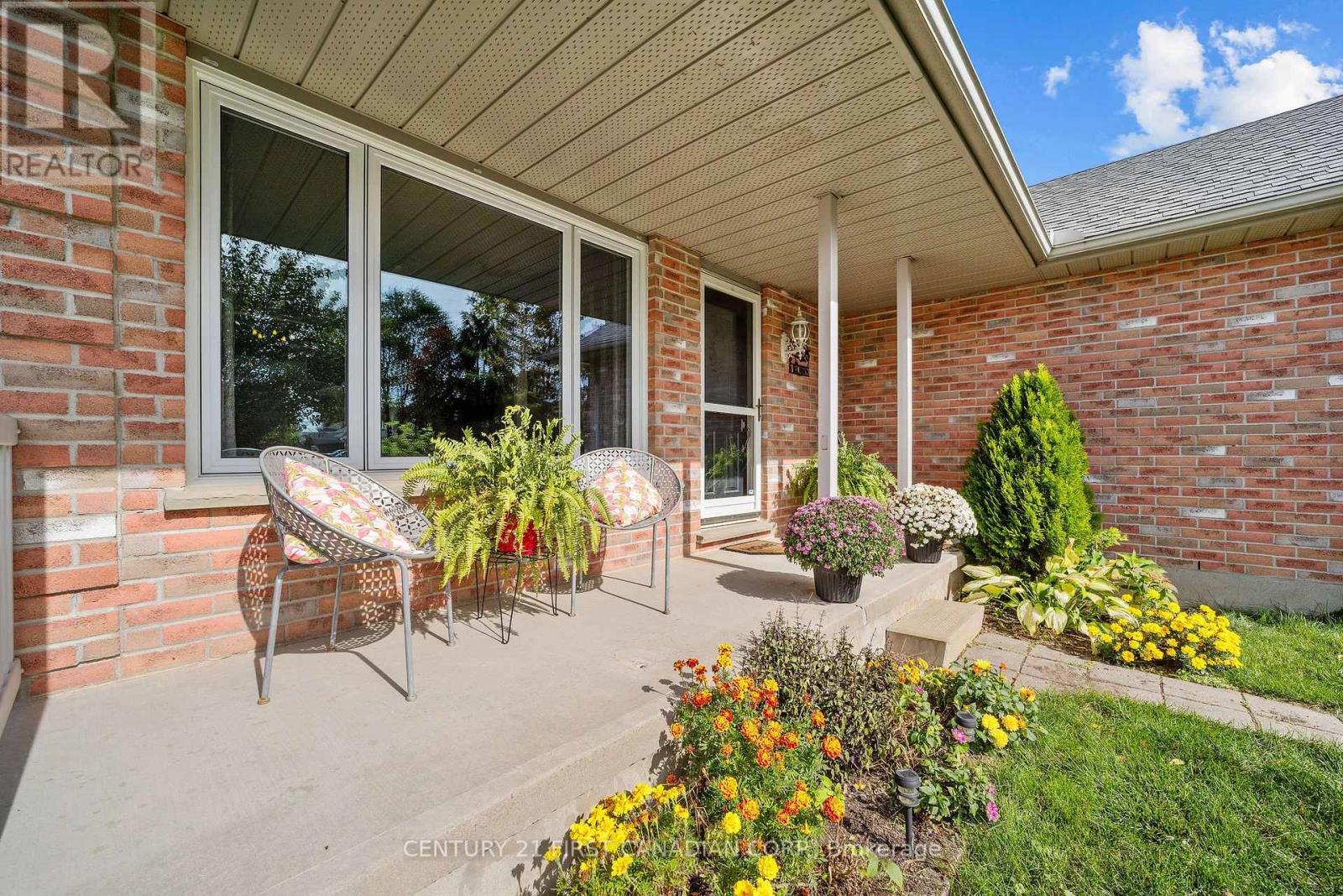 8 Robin Street, North Middlesex, Ontario  N0M 1A0 - Photo 8 - X14033540
