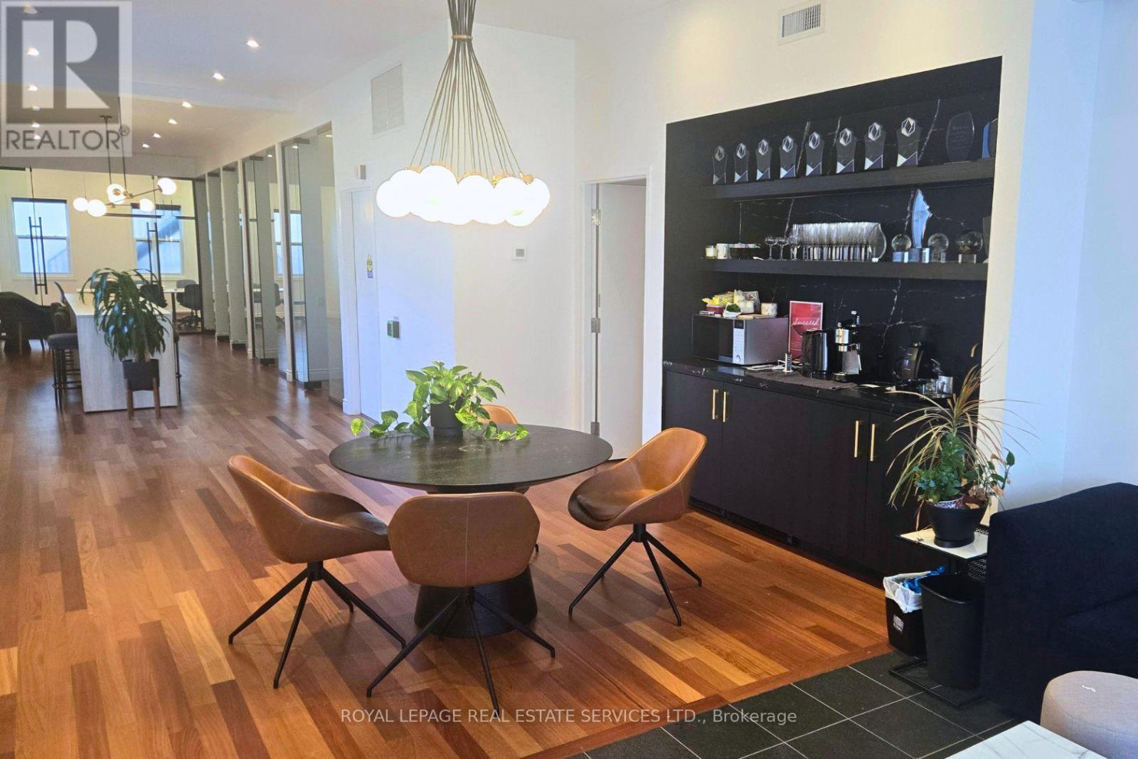 Main - 3352 Dundas Street W, Toronto, Ontario  M6P 2A4 - Photo 3 - W14033508