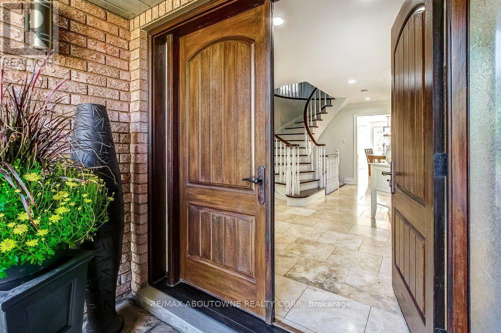 2080 Mckerlie Crescent, Burlington, Ontario  L7M 4E8 - Photo 3 - W14033544