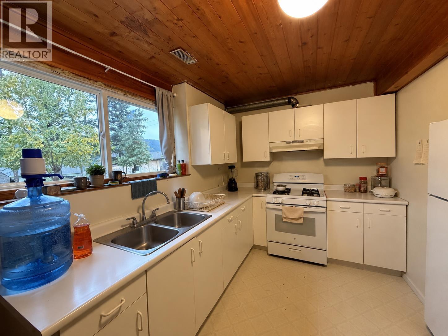 1075 MOXON PLACE