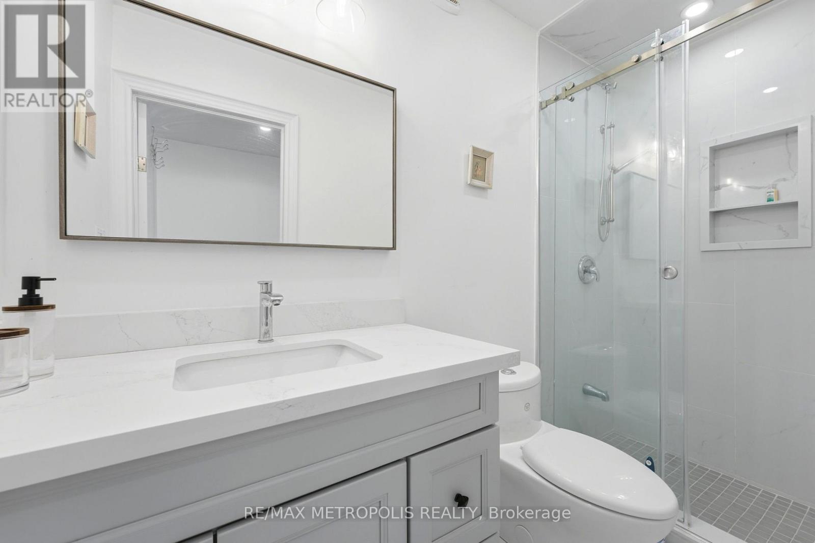 Bsmt - 2 Denvale Road, Toronto, Ontario  M4B 3B4 - Photo 20 - E14033782