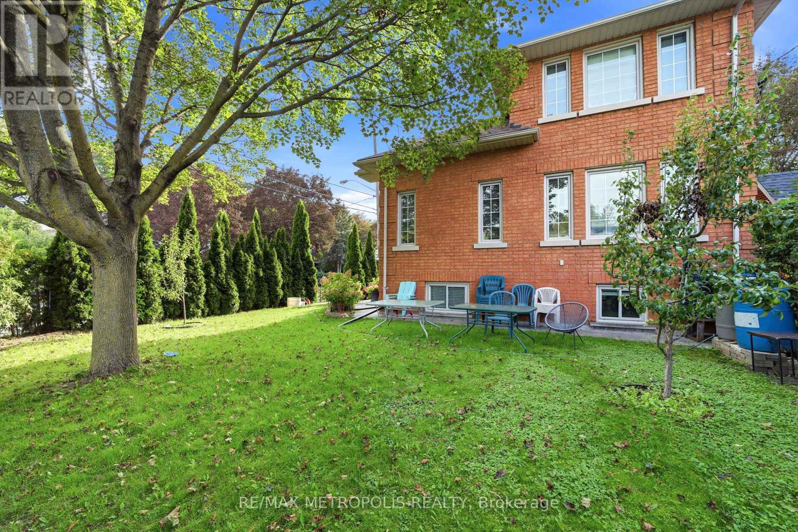 Bsmt - 2 Denvale Road, Toronto, Ontario  M4B 3B4 - Photo 22 - E14033782