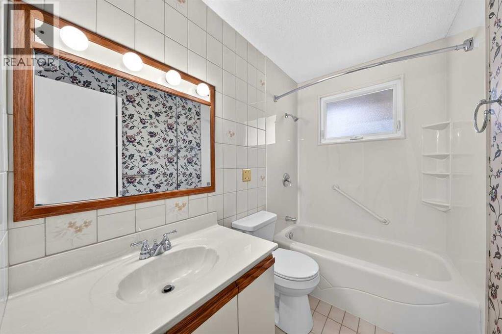 255 Huntridge Way NE, Calgary, Alberta  T2K 4C4 - Photo 15 - A2351748