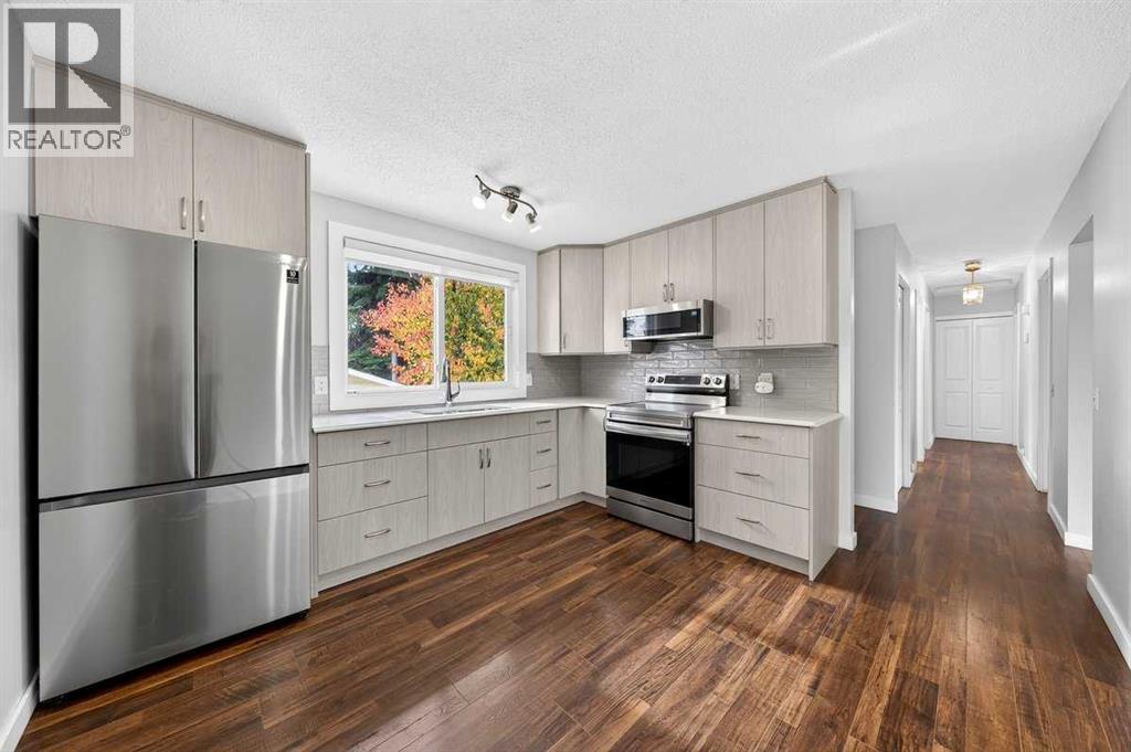 255 Huntridge Way NE, Calgary, Alberta  T2K 4C4 - Photo 10 - A2351748